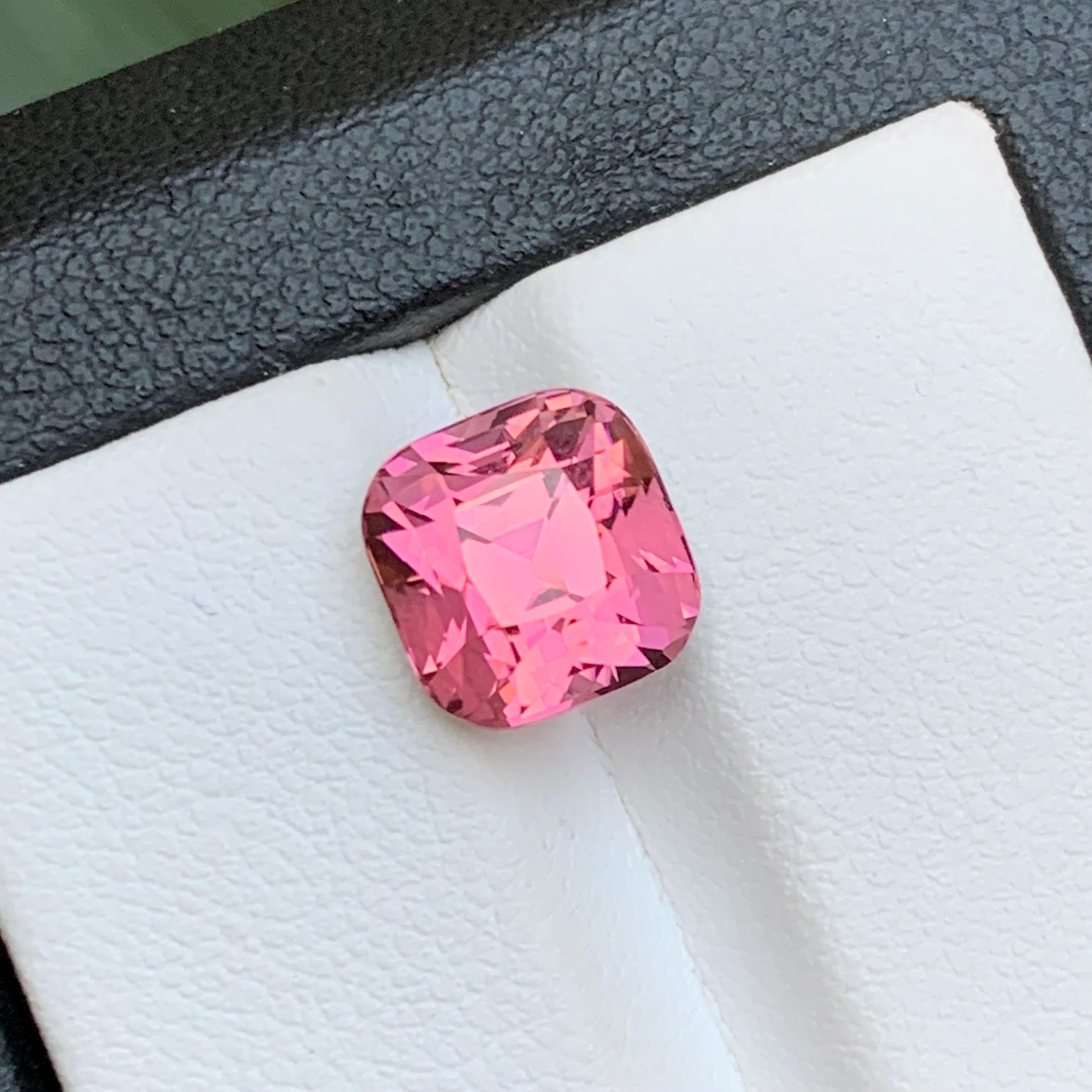 Bague en tourmaline naturelle rose vif, pierre précieuse non sertie de 4.50 carats, taille coussin en vente 4