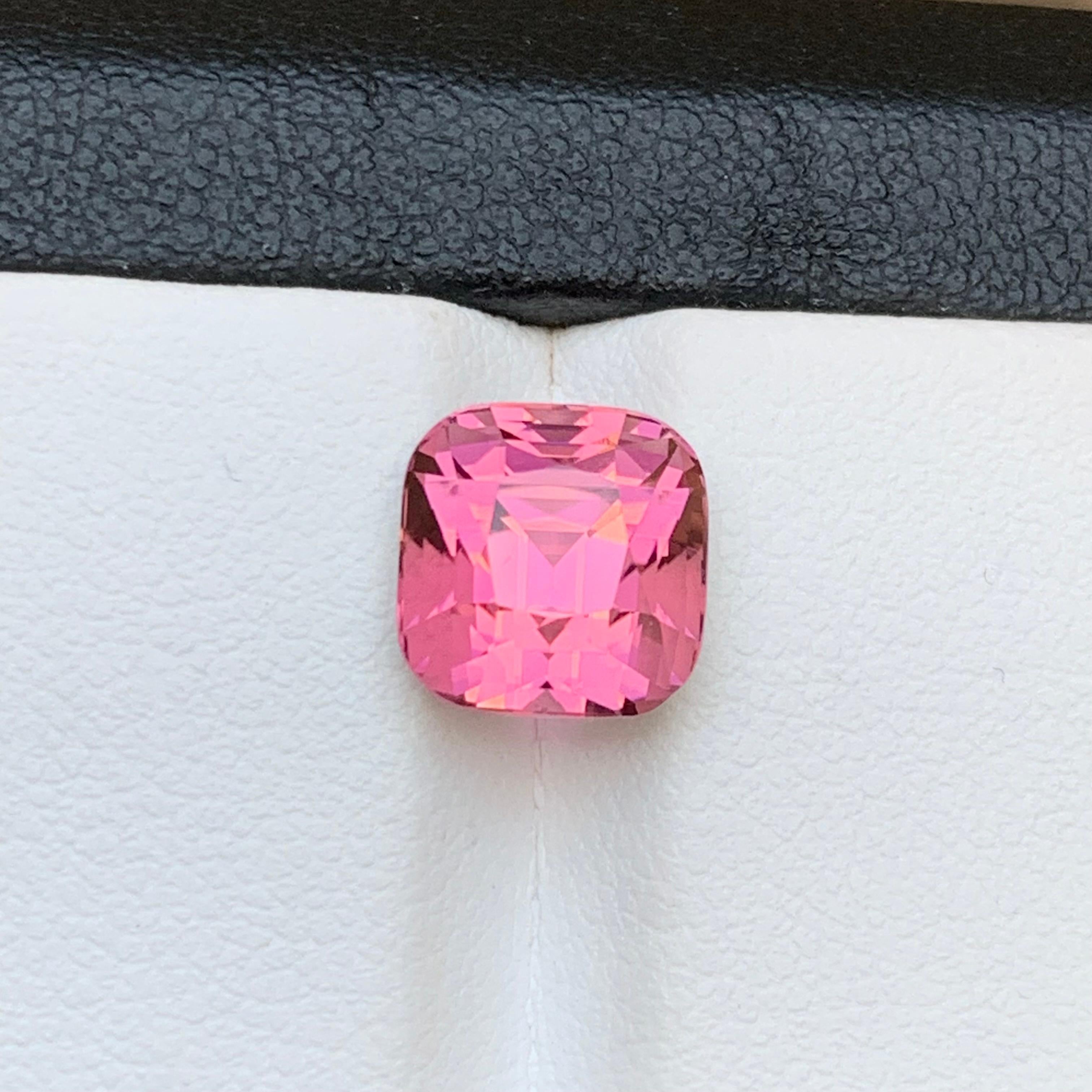 Contemporain Bague en tourmaline naturelle rose vif, pierre précieuse non sertie de 4.50 carats, taille coussin en vente