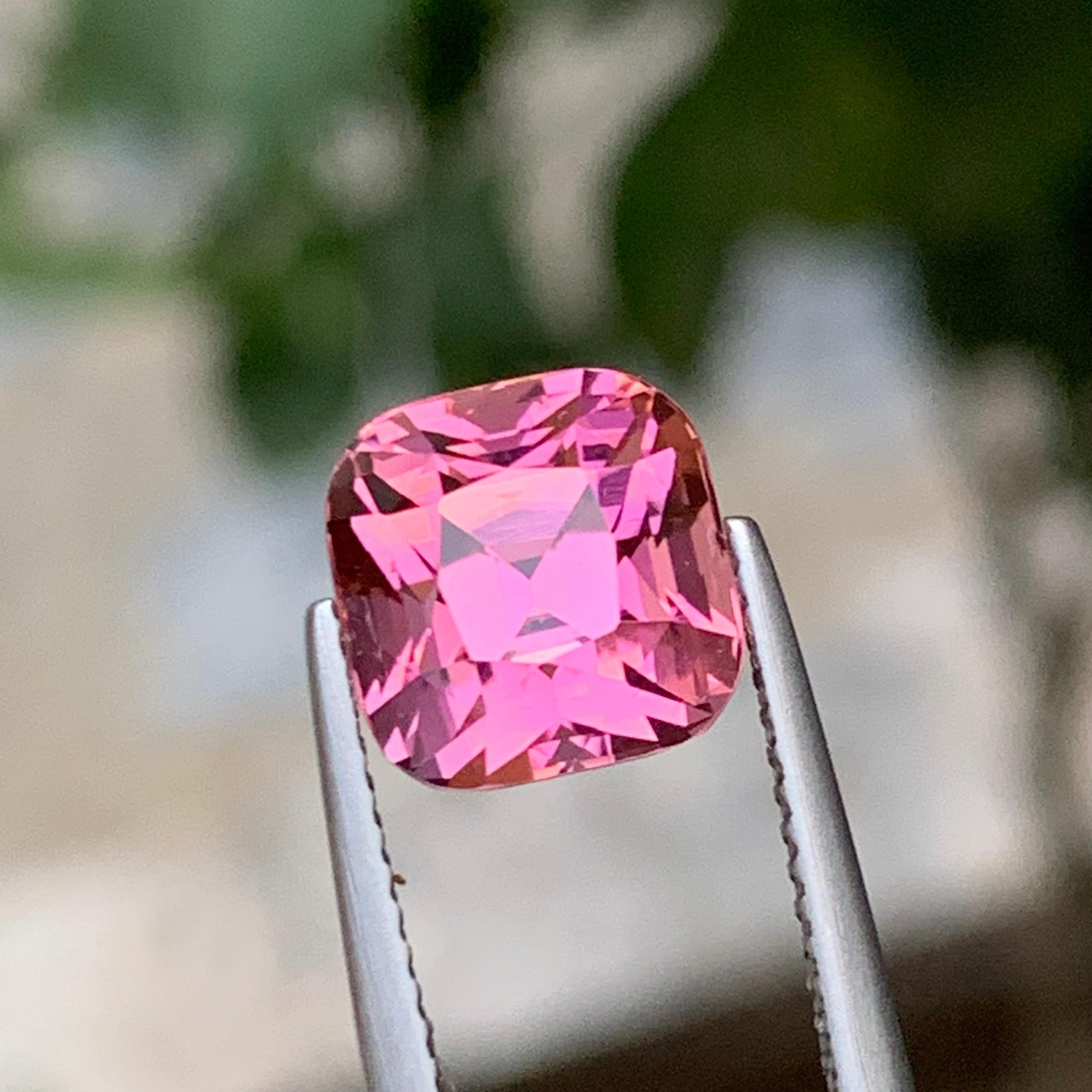 Bague en tourmaline naturelle rose vif, pierre précieuse non sertie de 4.50 carats, taille coussin Unisexe en vente