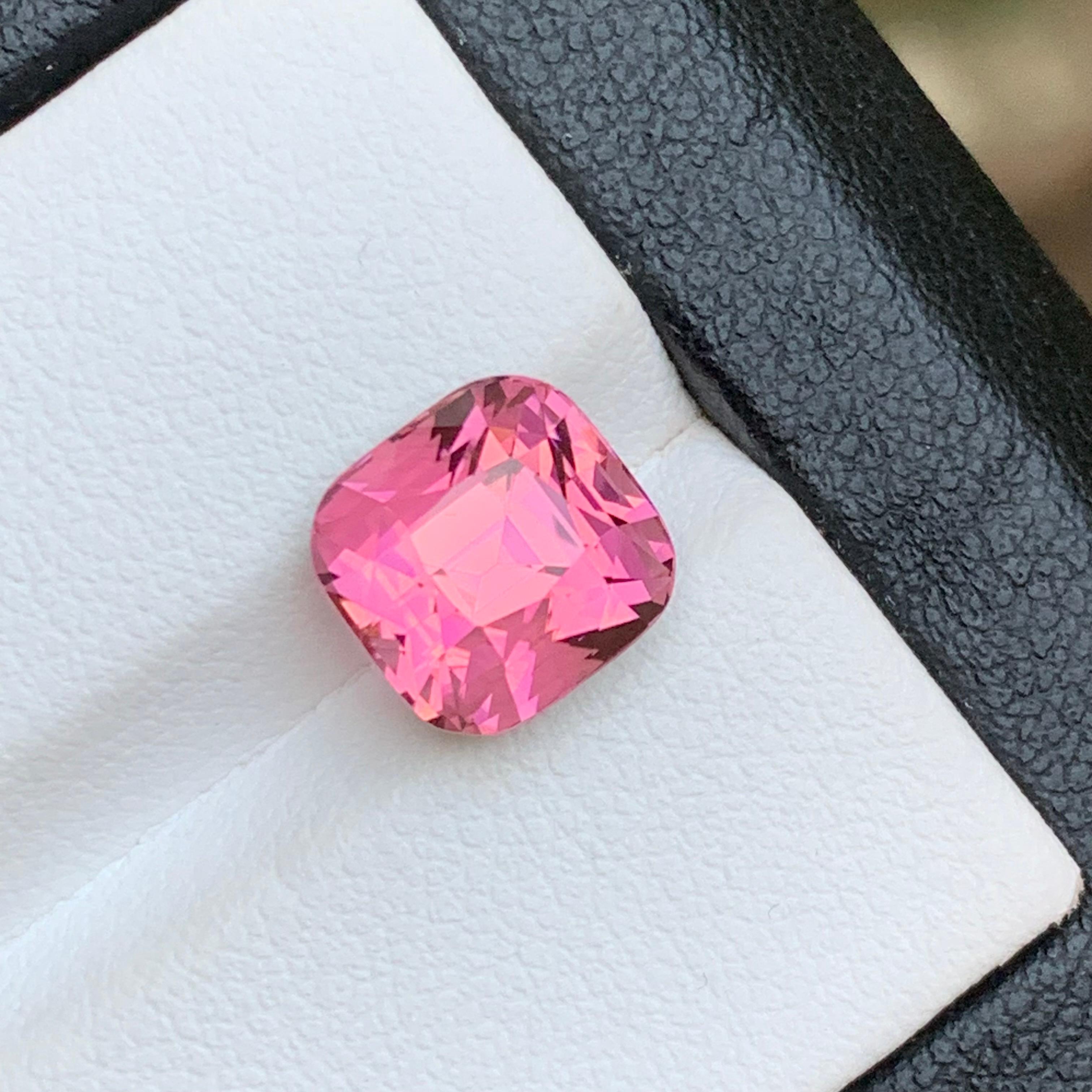 Bague en tourmaline naturelle rose vif, pierre précieuse non sertie de 4.50 carats, taille coussin en vente 2