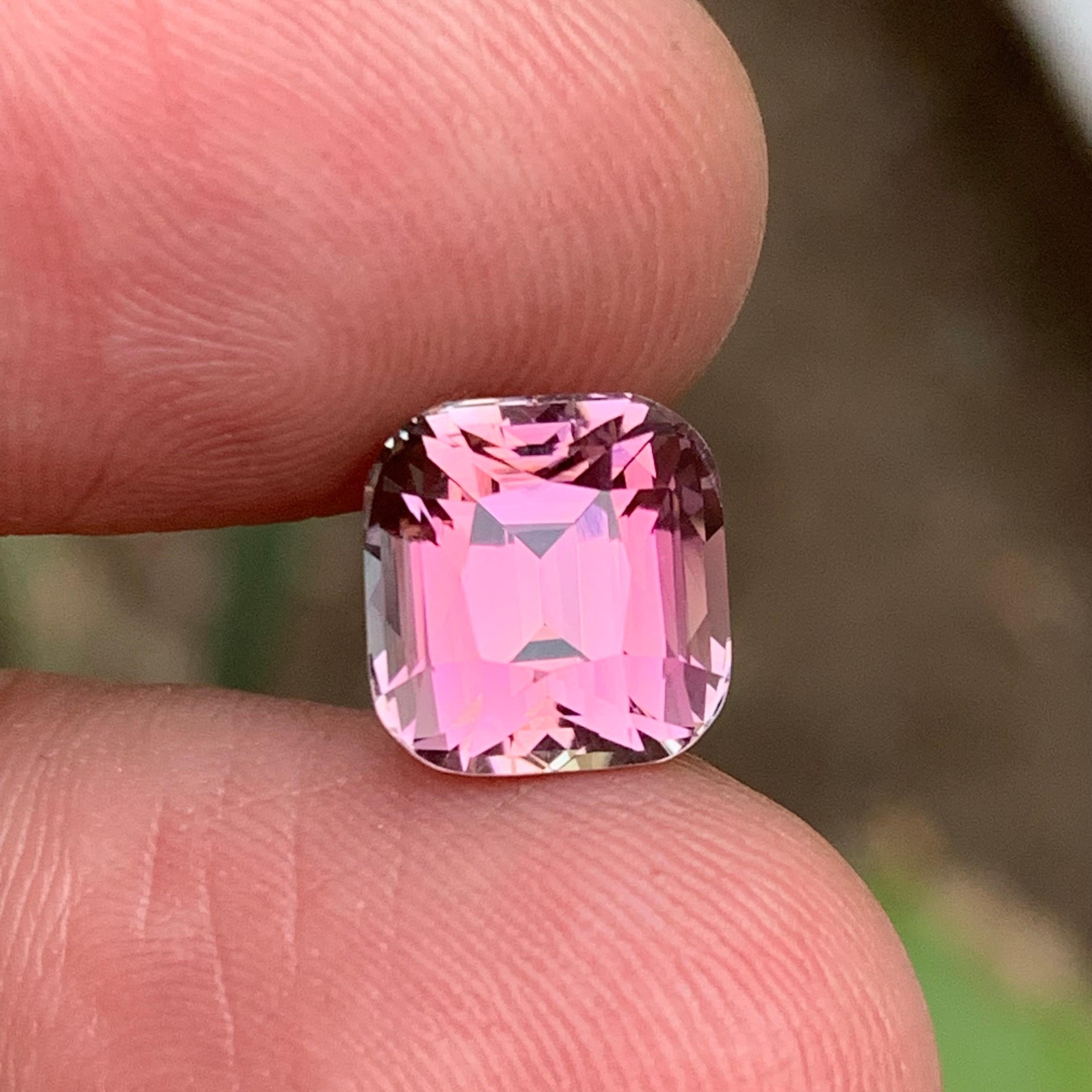 Bague en tourmaline naturelle rose vif, pierre précieuse non sertie de 4,75 carats, taille coussin en vente 4