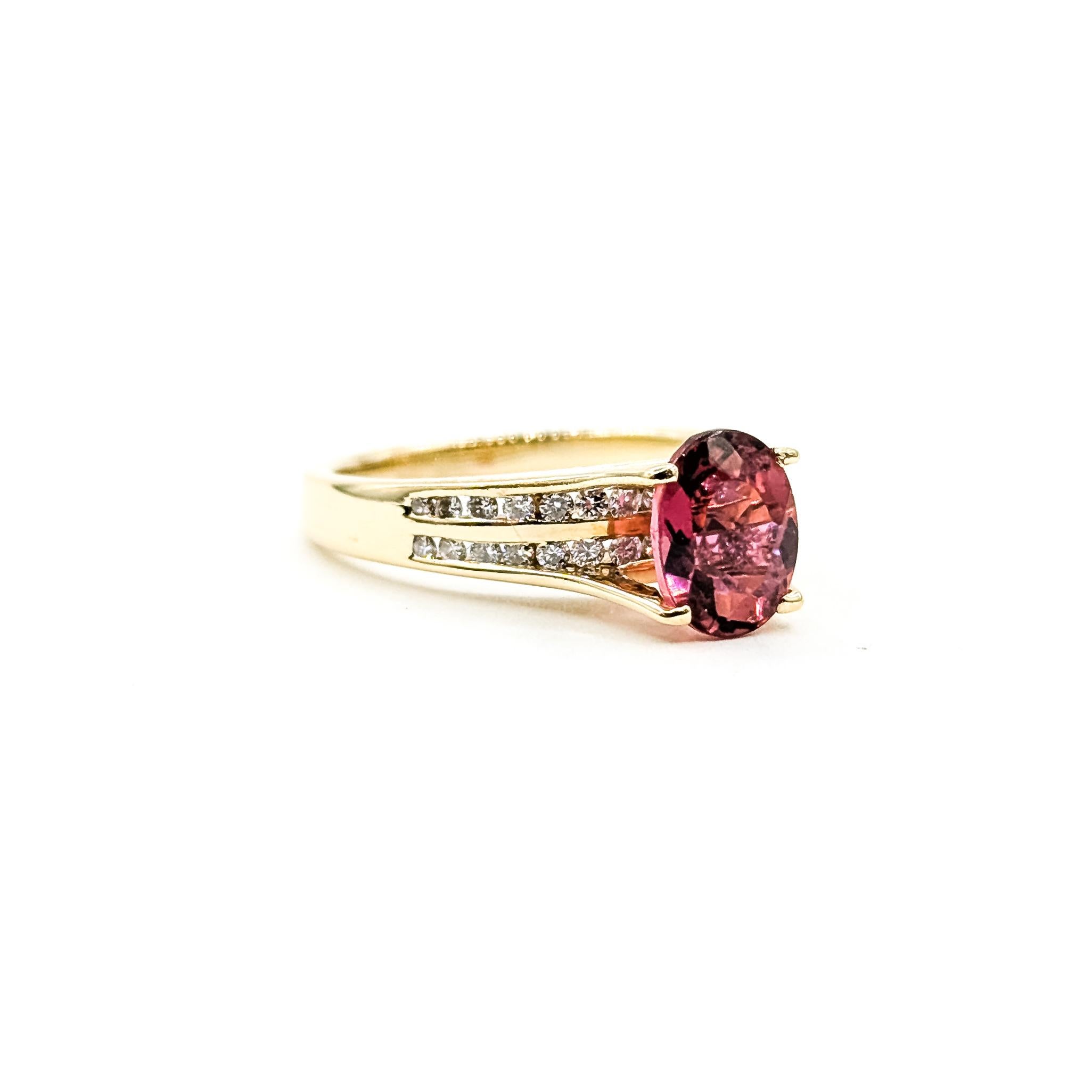 Bague en or jaune 14k avec tourmaline rose et diamant

Cette bague en or jaune 14k présente une tourmaline rose de 2,00ct dans une monture classique, dont la couleur riche est magnifiquement complétée par des épaulements accentués de diamants. Deux