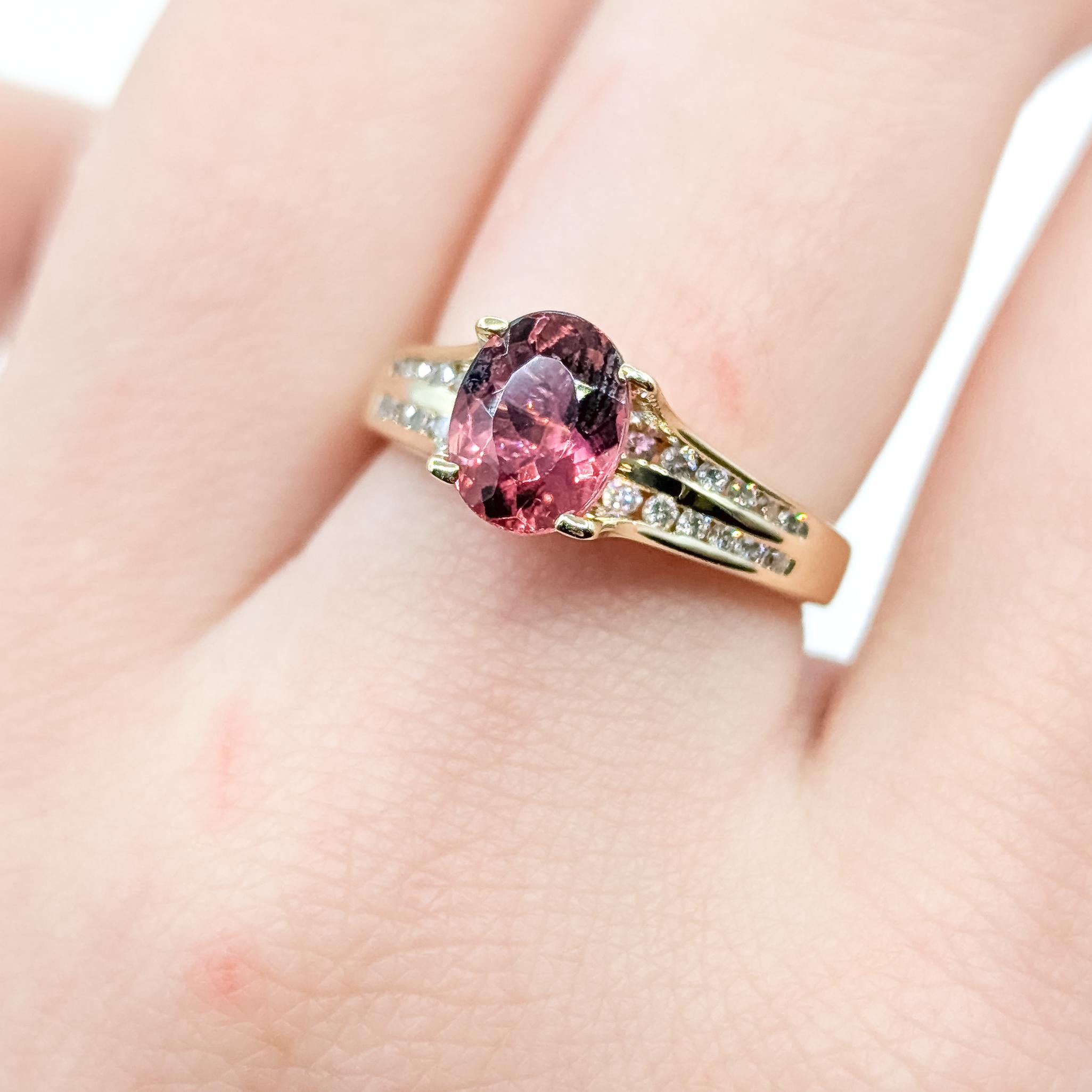 Taille ovale Vibrant Pink Tourmaline & Diamond Ring in 14k Yellow Gold en vente