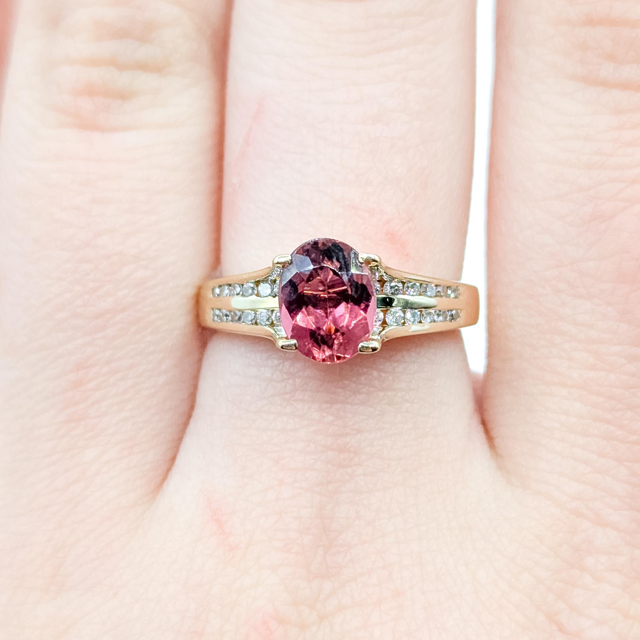 Vibrant Pink Tourmaline & Diamond Ring in 14k Yellow Gold Excellent état - En vente à Bloomington, MN