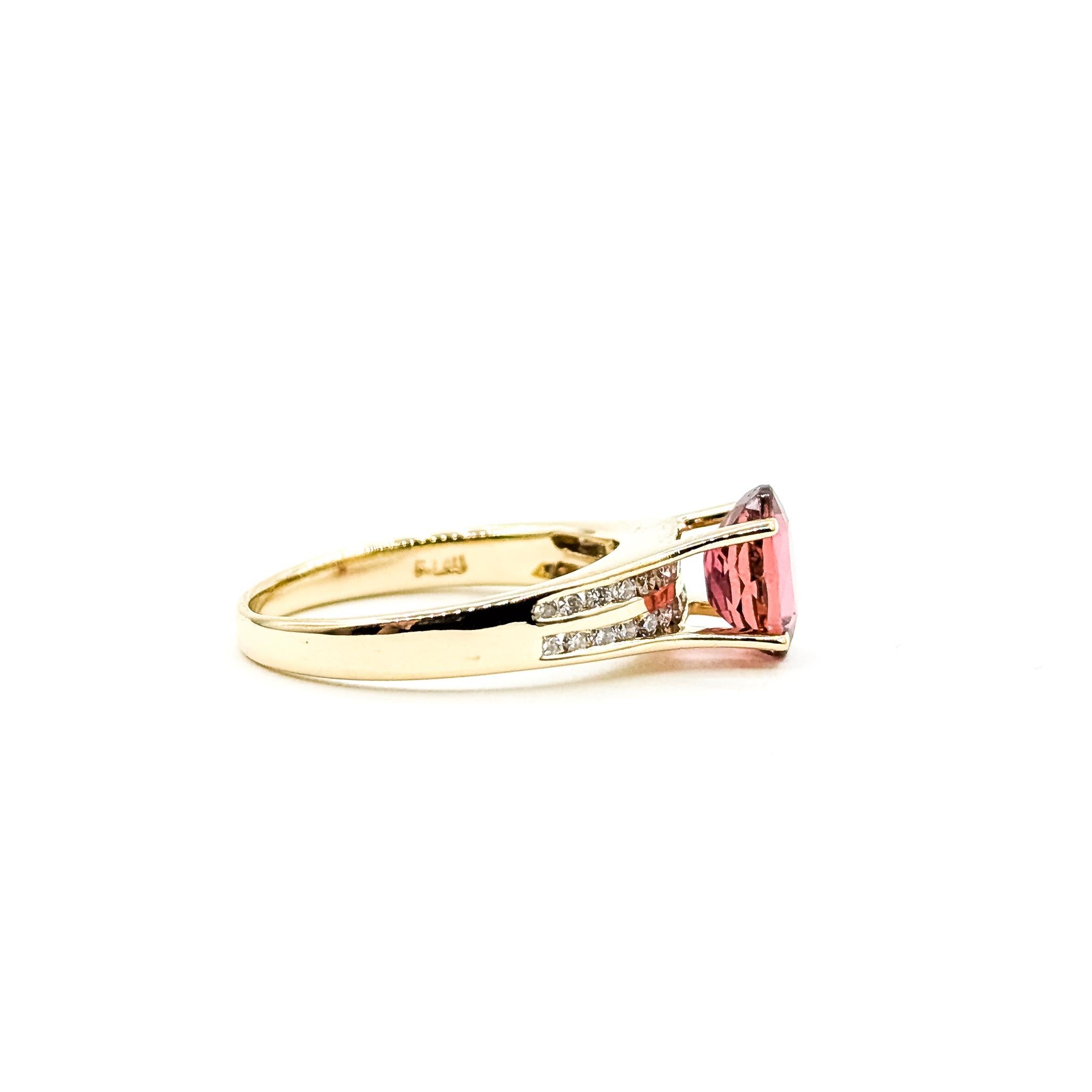 Vibrant Pink Tourmaline & Diamond Ring in 14k Yellow Gold en vente 1