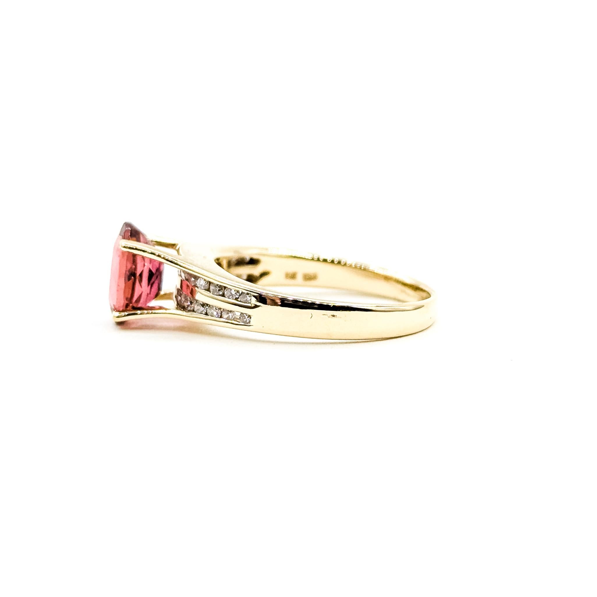 Vibrant Pink Tourmaline & Diamond Ring in 14k Yellow Gold en vente 3