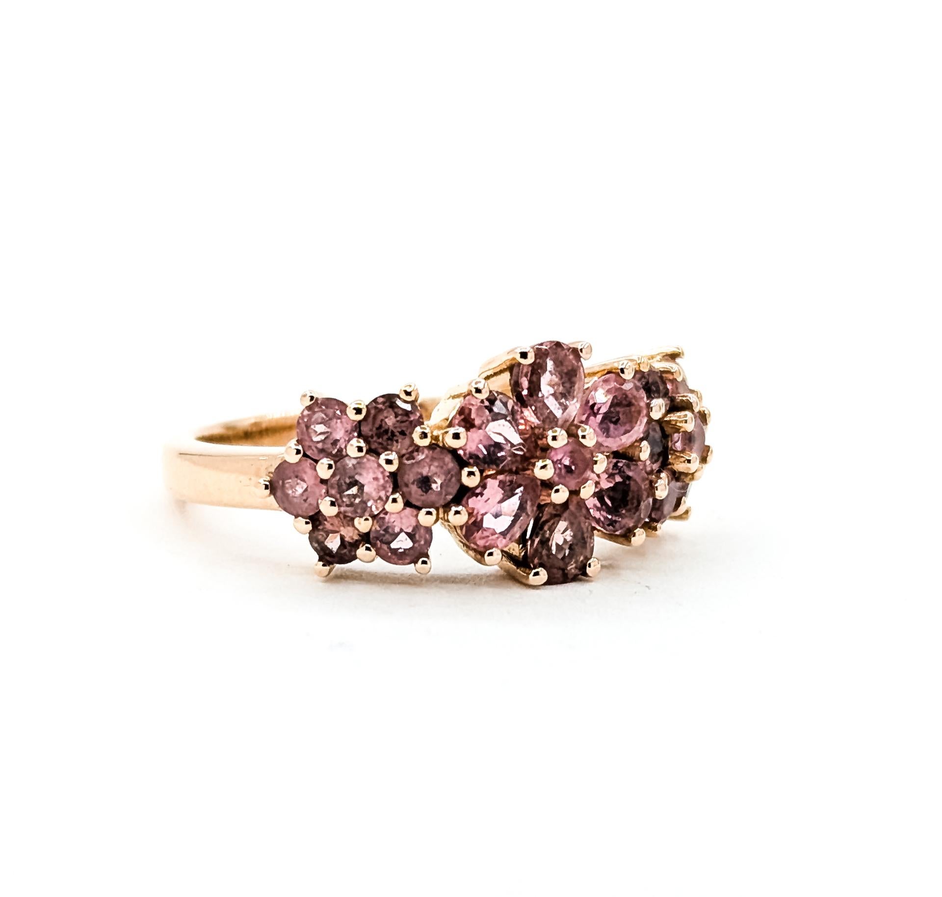 Questo anello radioso è realizzato in oro rosa 14k e mette in mostra un bouquet di tormaline rosa vivaci disposte in un design a grappolo floreale. Le gemme sono incastonate, per un totale di circa 1,65 carati, creando un pezzo audace e femminile in