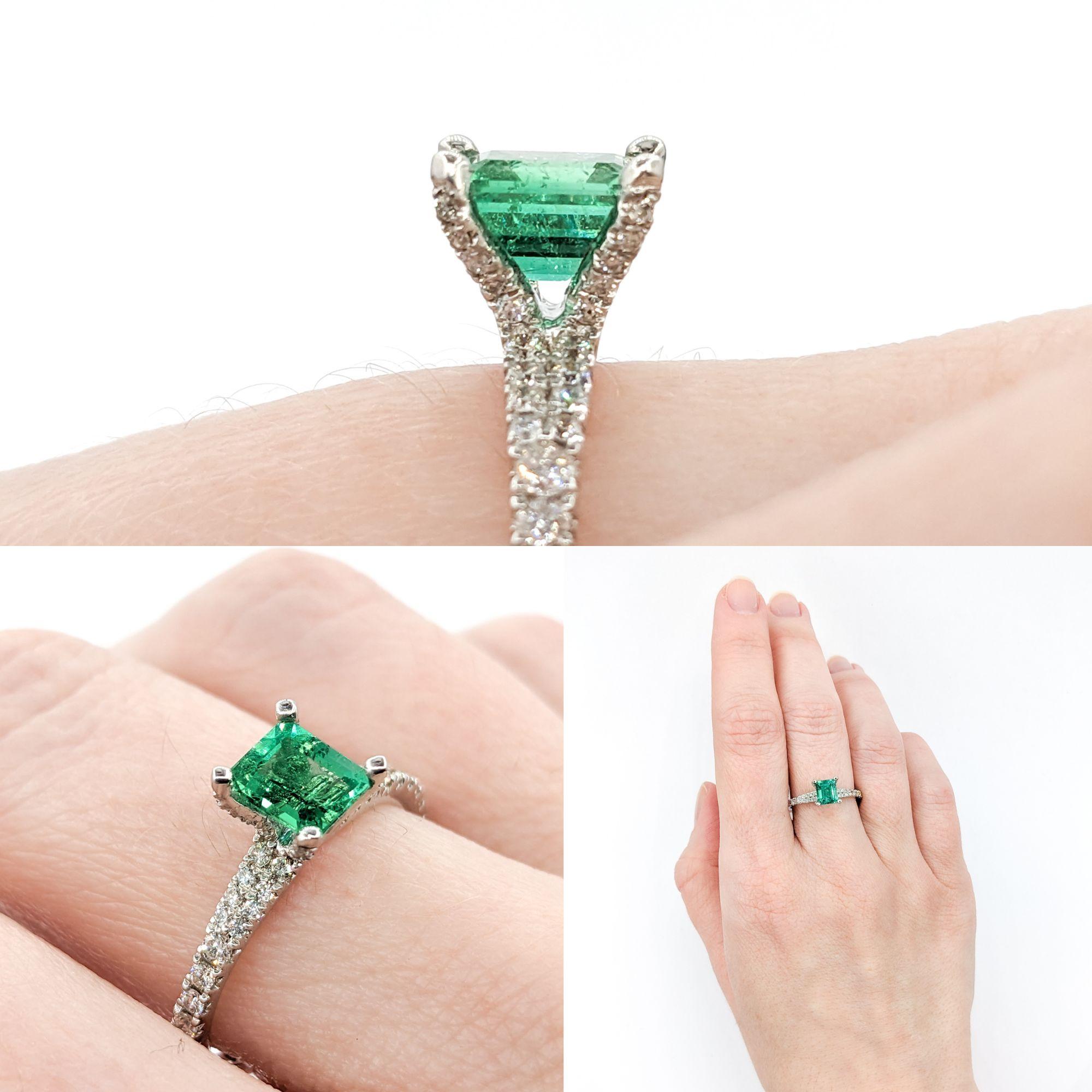 Vibrant Platinum Colombian Emerald & Diamond Ring In Excellent Condition For Sale In Bloomington, MN