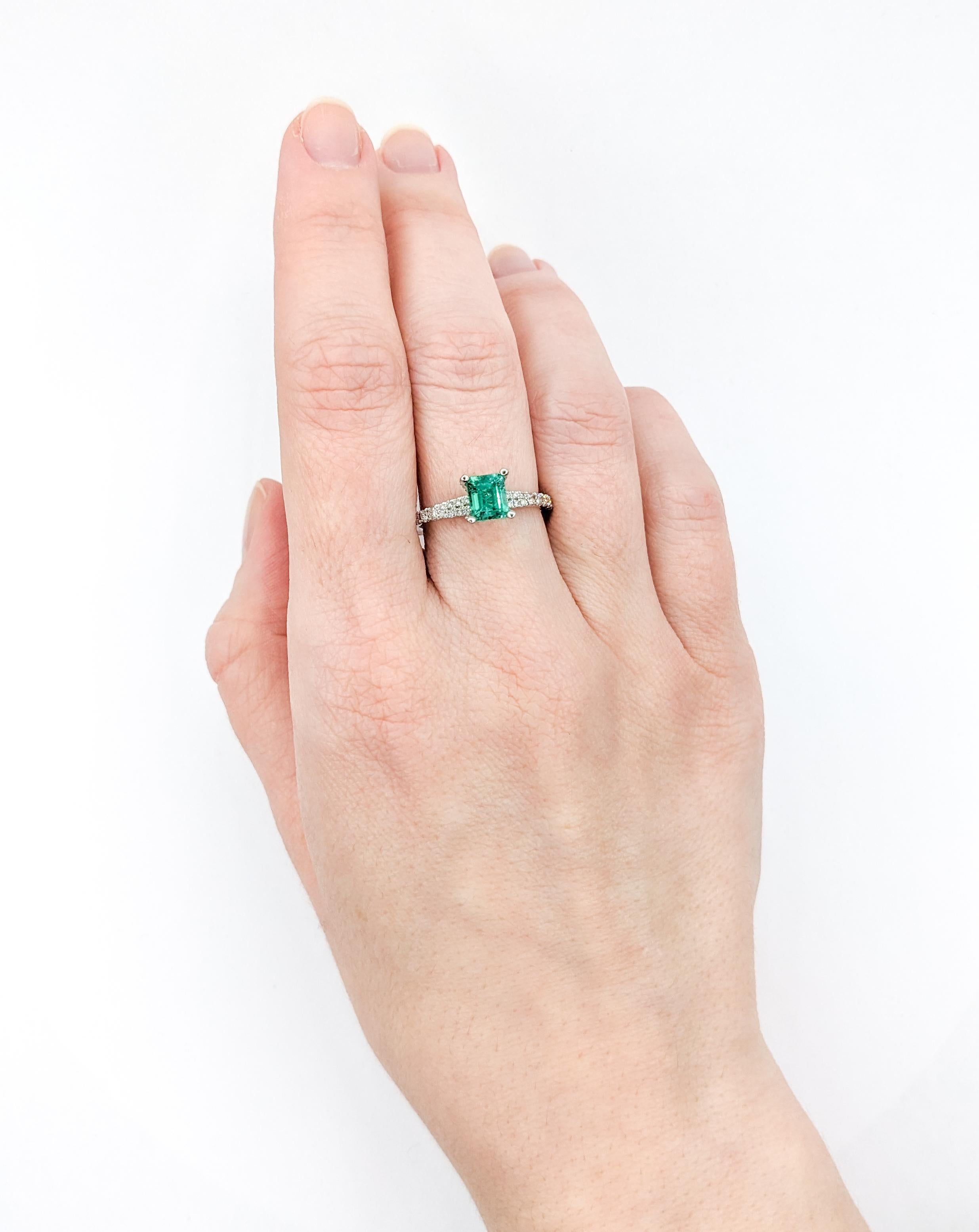 Women's Vibrant Platinum Colombian Emerald & Diamond Ring For Sale