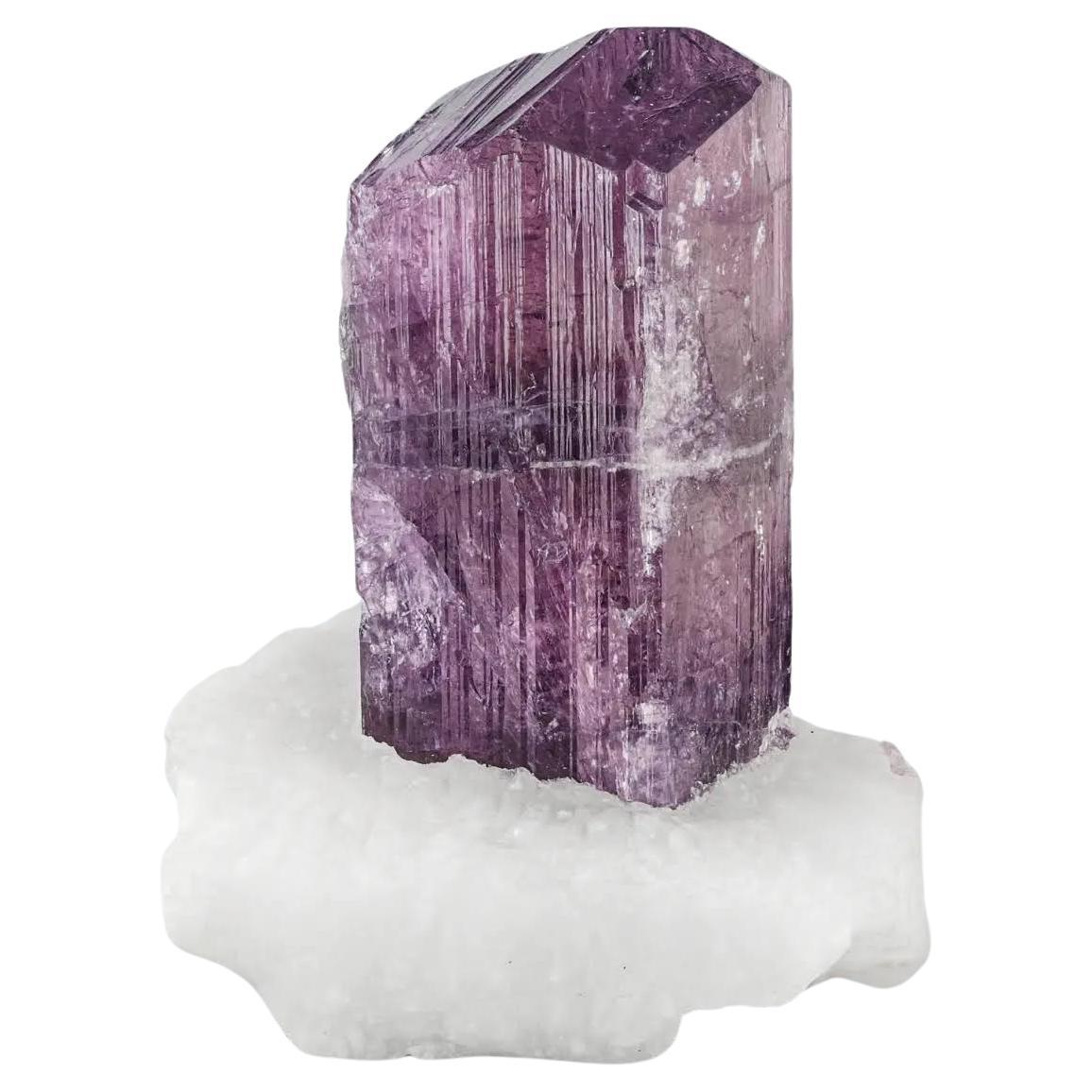 Cristal de scapolite de couleur violette sur matrice de calcite provenant d'Afghanistan