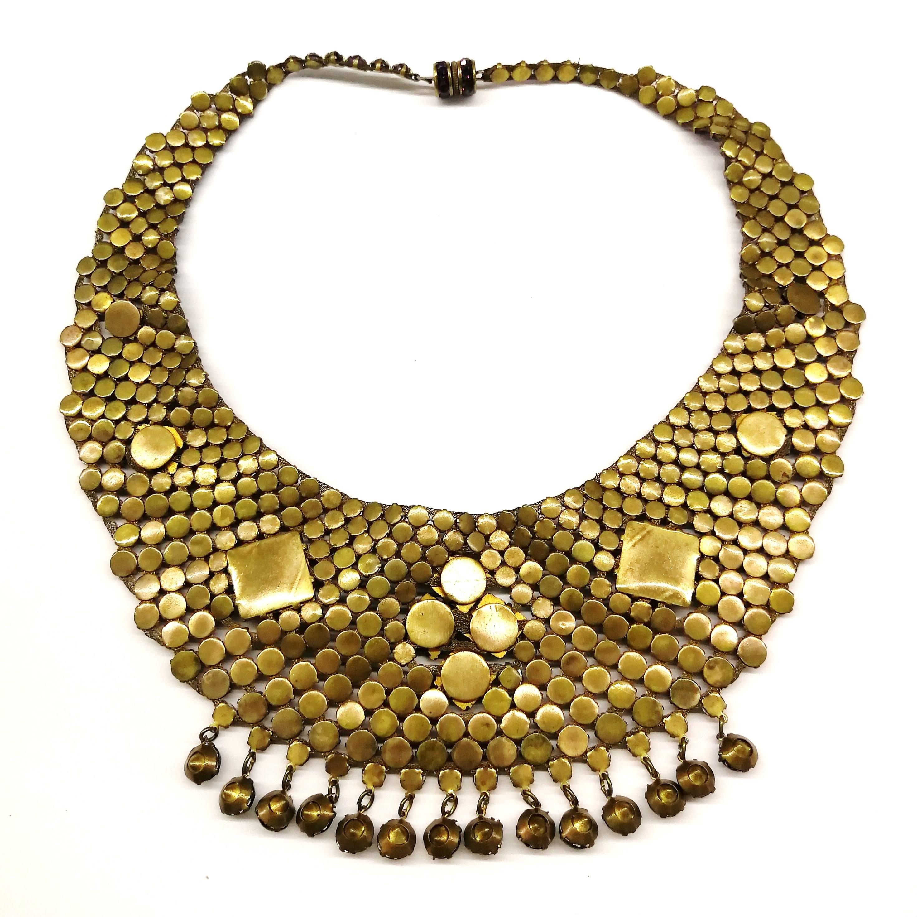 Halskette „bib“ aus lebhaftem lila geschliffenem Glas, att. Lanvin, Frankreich, 1920er Jahre im Angebot 6