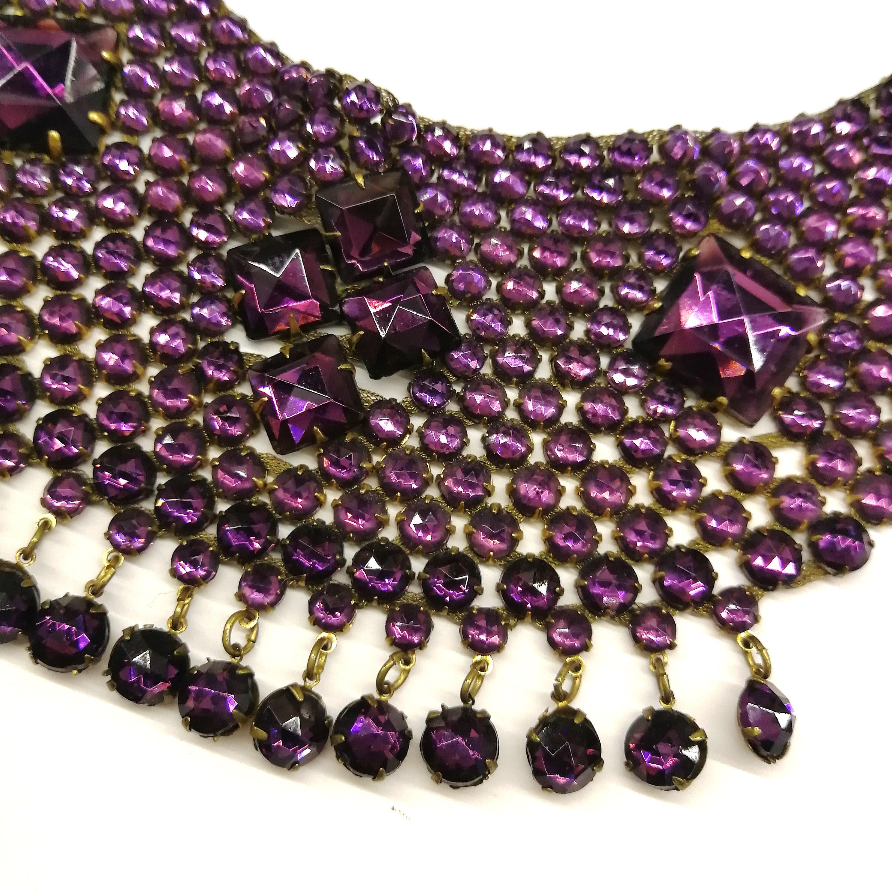 Halskette „bib“ aus lebhaftem lila geschliffenem Glas, att. Lanvin, Frankreich, 1920er Jahre im Zustand „Hervorragend“ im Angebot in Greyabbey, County Down