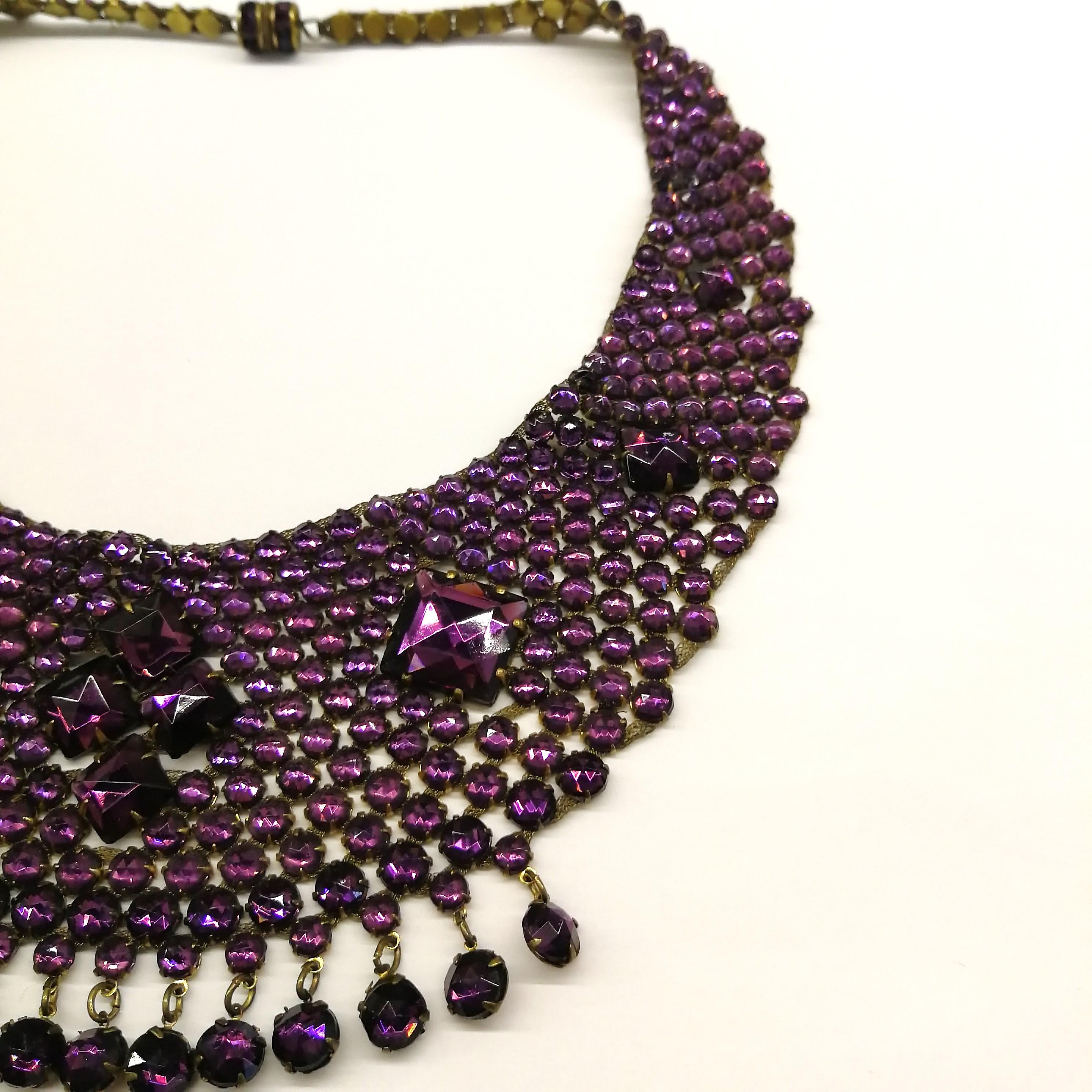 Halskette „bib“ aus lebhaftem lila geschliffenem Glas, att. Lanvin, Frankreich, 1920er Jahre Damen im Angebot