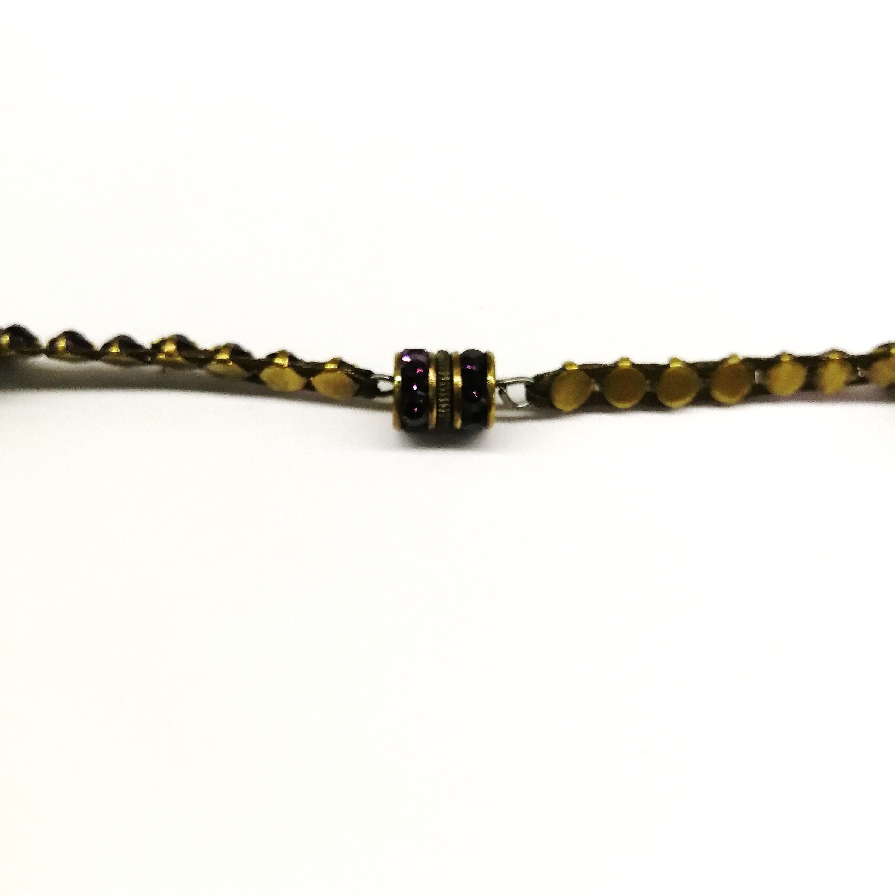 Halskette „bib“ aus lebhaftem lila geschliffenem Glas, att. Lanvin, Frankreich, 1920er Jahre im Angebot 4