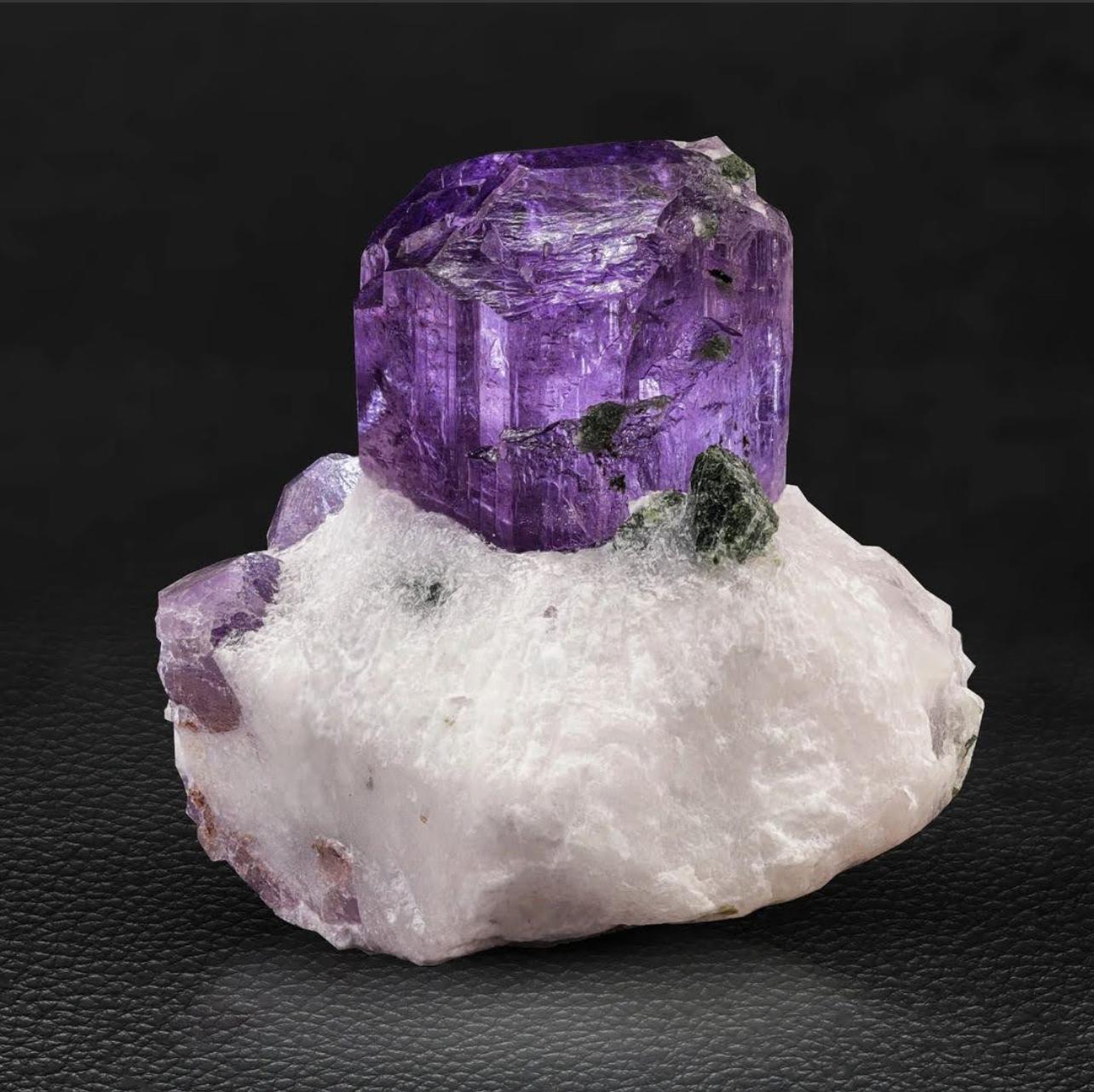 Informations sur le produit :

Type de spécimen : Scapolite sur calcite et diopside

Poids : 250 grammes

Dimensions : H : 6,5 x L : 6,5 x P : 5 cm : H : 6,5 x L : 6,5 x P : 5 cm

Origine : Vallée de Kokcha, province de Badakshan,