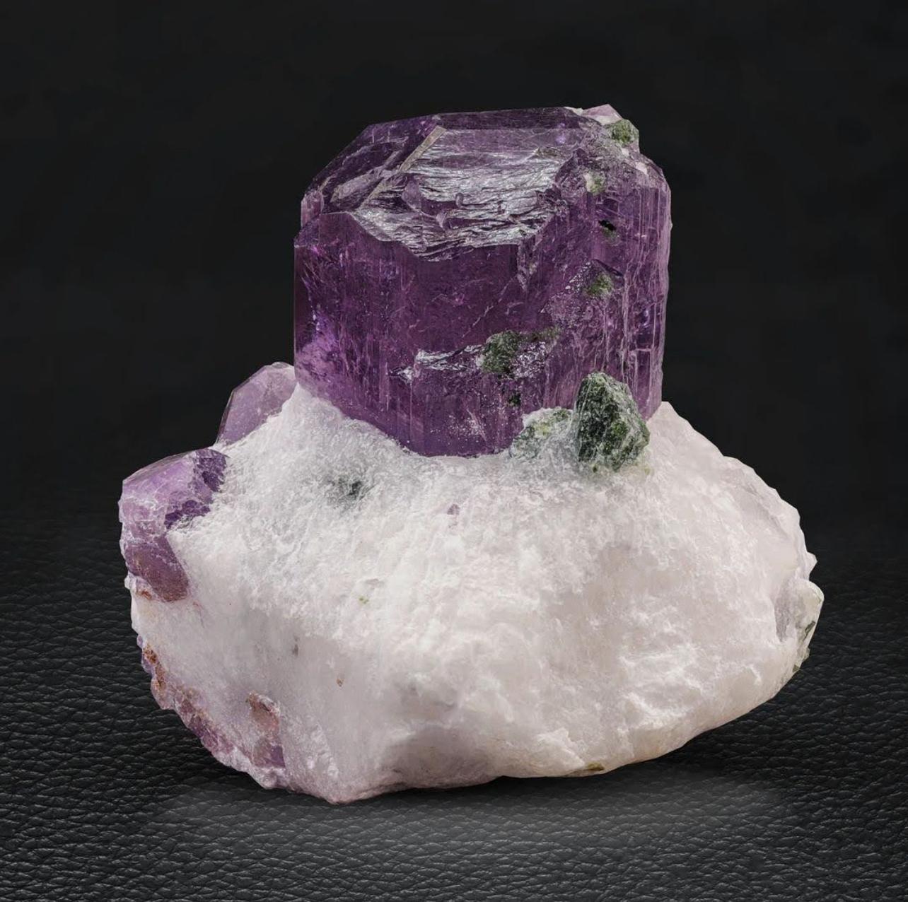 Crystal scapolite violet vif sur calcite avec diopside d'Afghanistan Bon état - En vente à Peshawar, PK