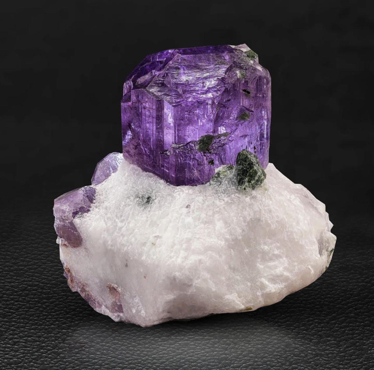 XXIe siècle et contemporain Crystal scapolite violet vif sur calcite avec diopside d'Afghanistan en vente