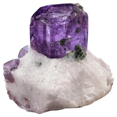 Crystal scapolite violet vif sur calcite avec diopside d'Afghanistan