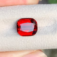 Pierre précieuse naturelle de grenat rhodolite d'un rouge framboise éclatant, pour bague et pendentif
