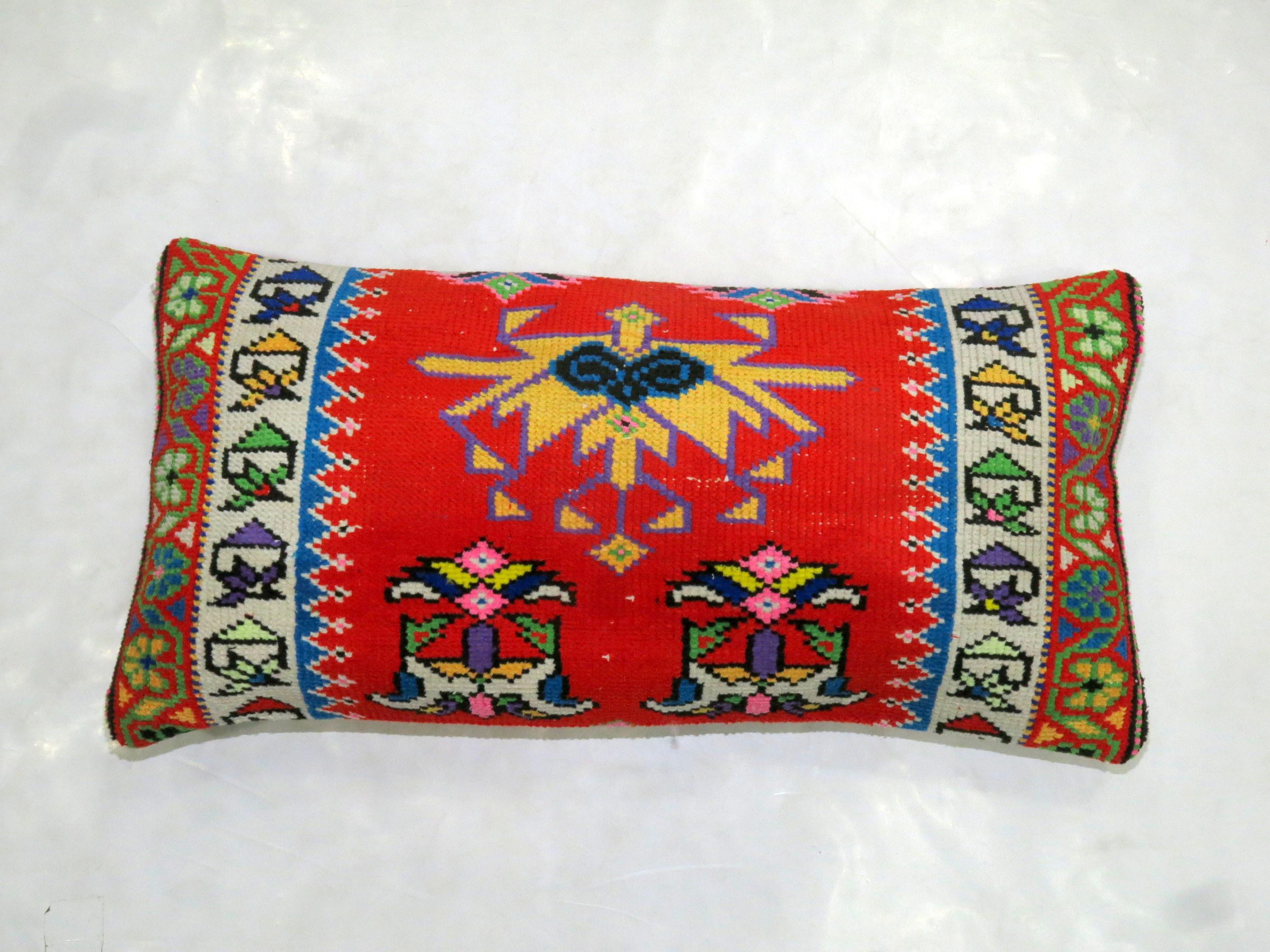 Großes türkisches lebhaftes rotes und blaues Vintage-Teppich in Nackenrollengröße (Böhmisch) im Angebot