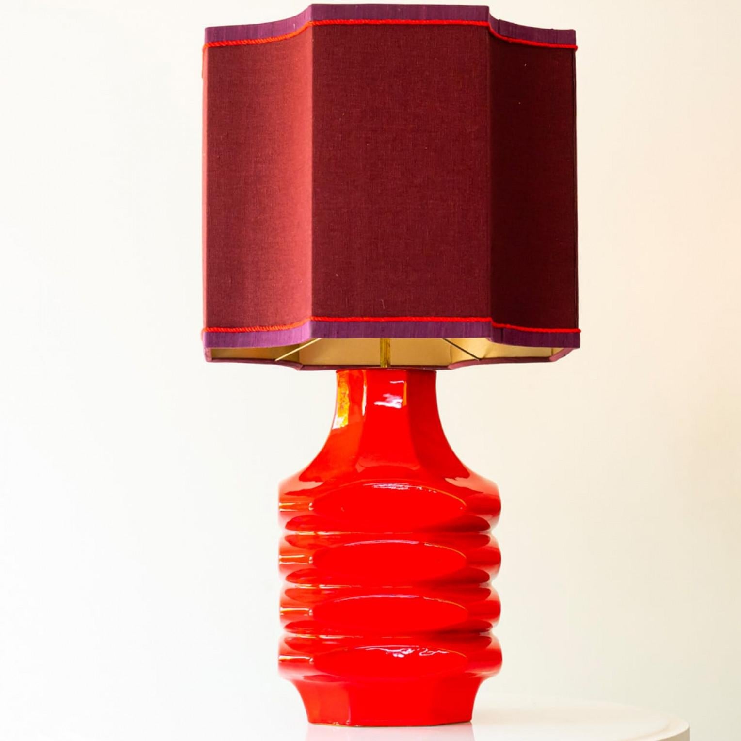 Leuchte aus roter Keramik, Lampenschirm von R. Houben, 1970 im Zustand „Gut“ in Rijssen, NL