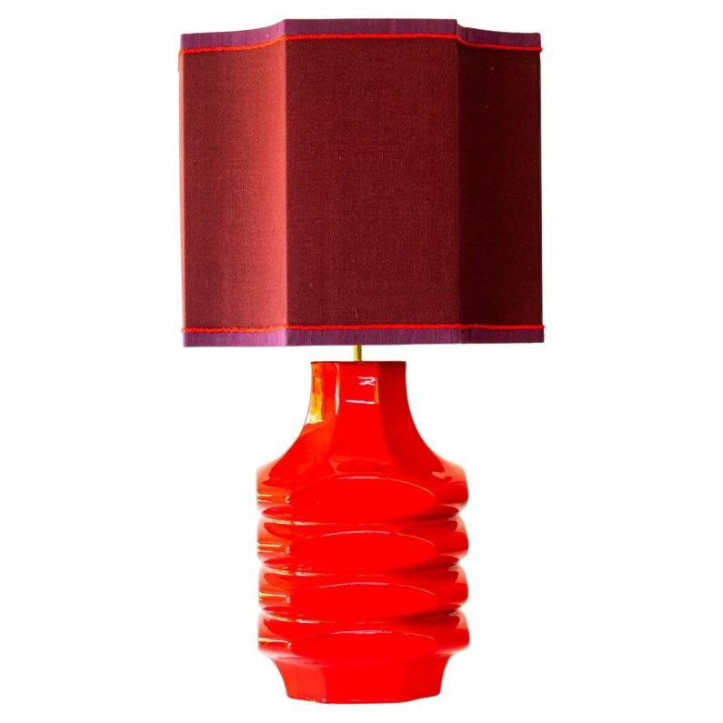 Lampada da tavolo in ceramica rossa vibrante, paralume di R. Houben, 1970