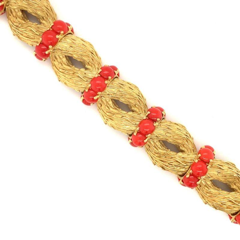 Ce fascinant et luxueux bracelet en perles de corail rouge des années 1960 est une expression audacieuse de l'artisanat italien et de l'élégance intemporelle. Exquisément réalisé en or jaune 18 carats, le bracelet présente une combinaison frappante