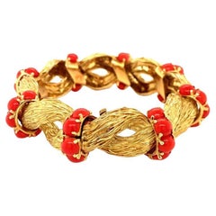 Vintage Vibrant Red Coral Bead Bracelet in 18k Yellow Gold, circa 1960s