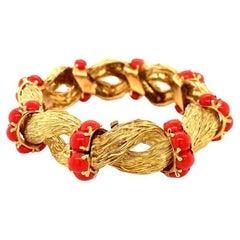 Lebendiges rotes Korallenperlenarmband aus 18k Gelbgold, ca. 1960er Jahre