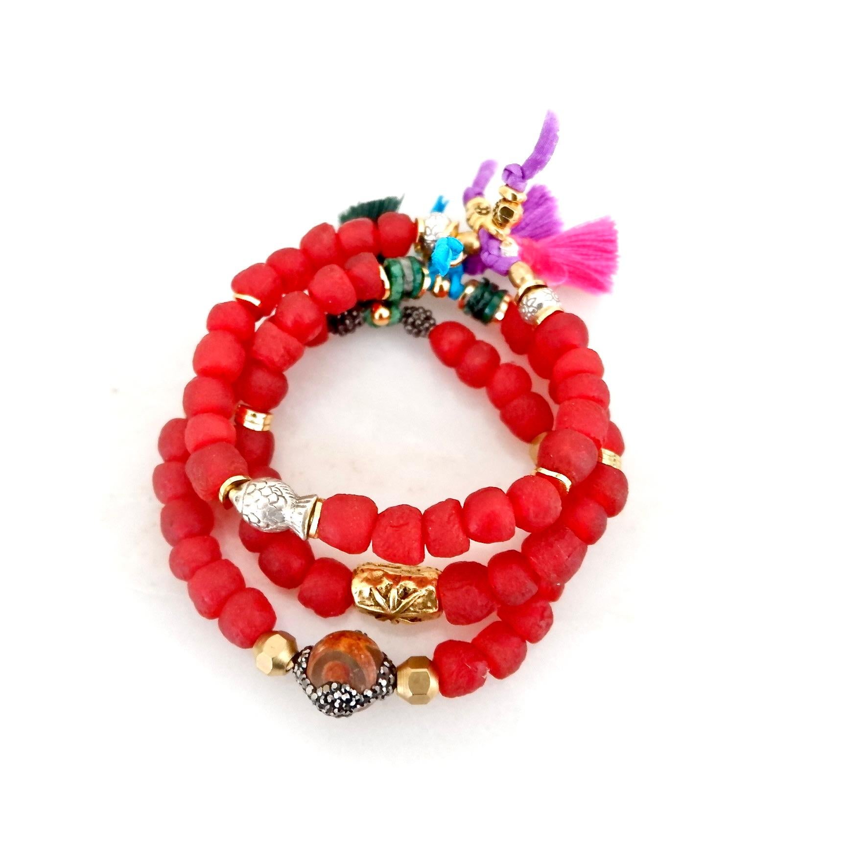 Pulsera de cuentas africanas de vidrio rojo vibrante Moderno en venta