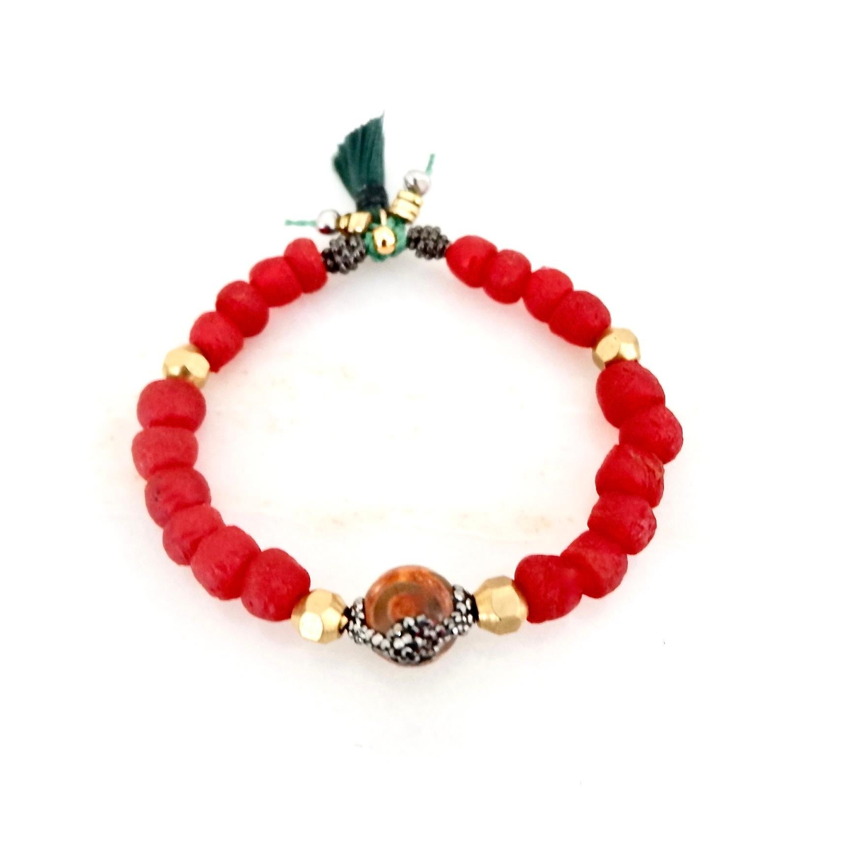 Pulsera de cuentas africanas de vidrio rojo vibrante Cuenta en venta