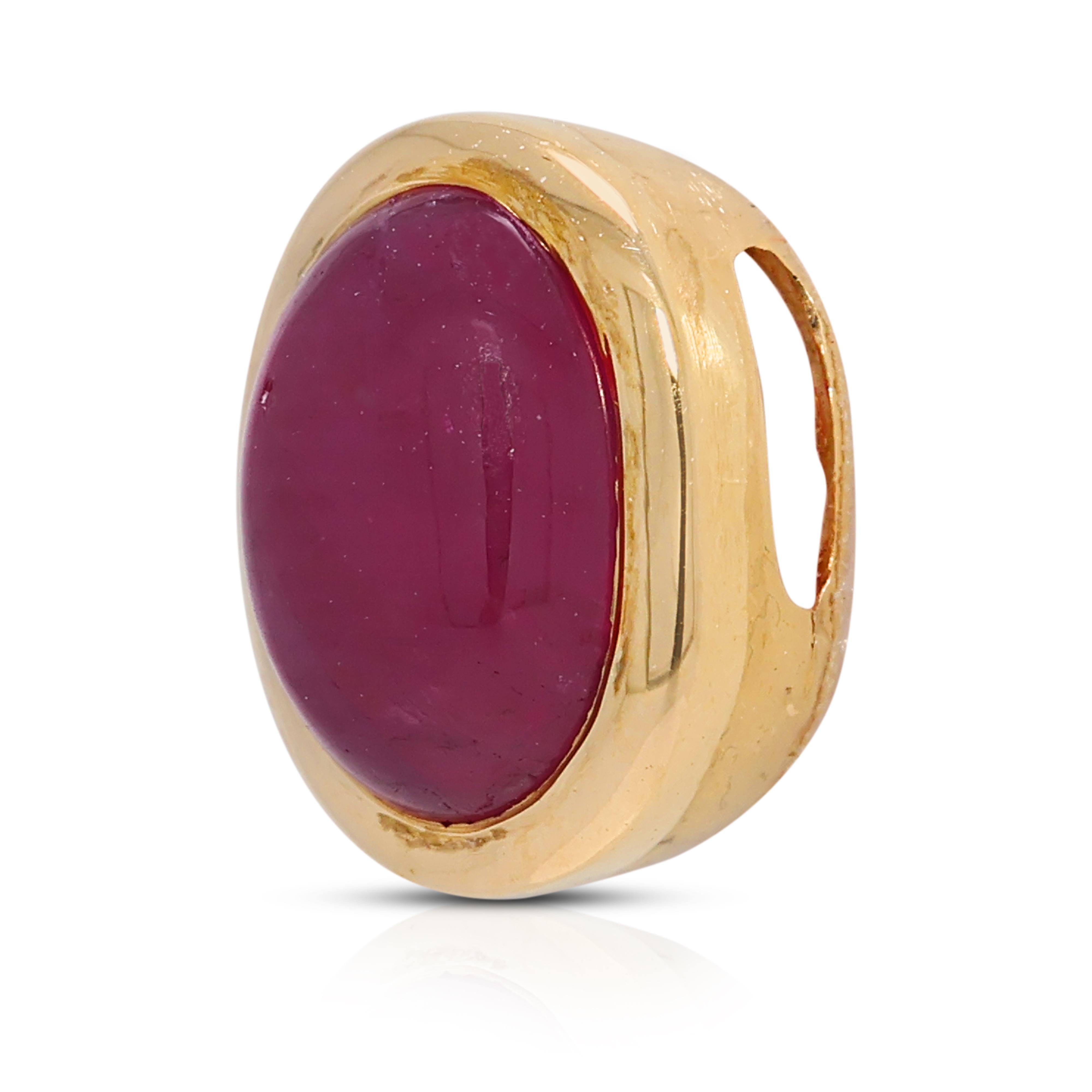 Vibrant Red Ruby Cabochon Pendant in 18K Yellow Gold In New Condition For Sale In רמת גן, IL