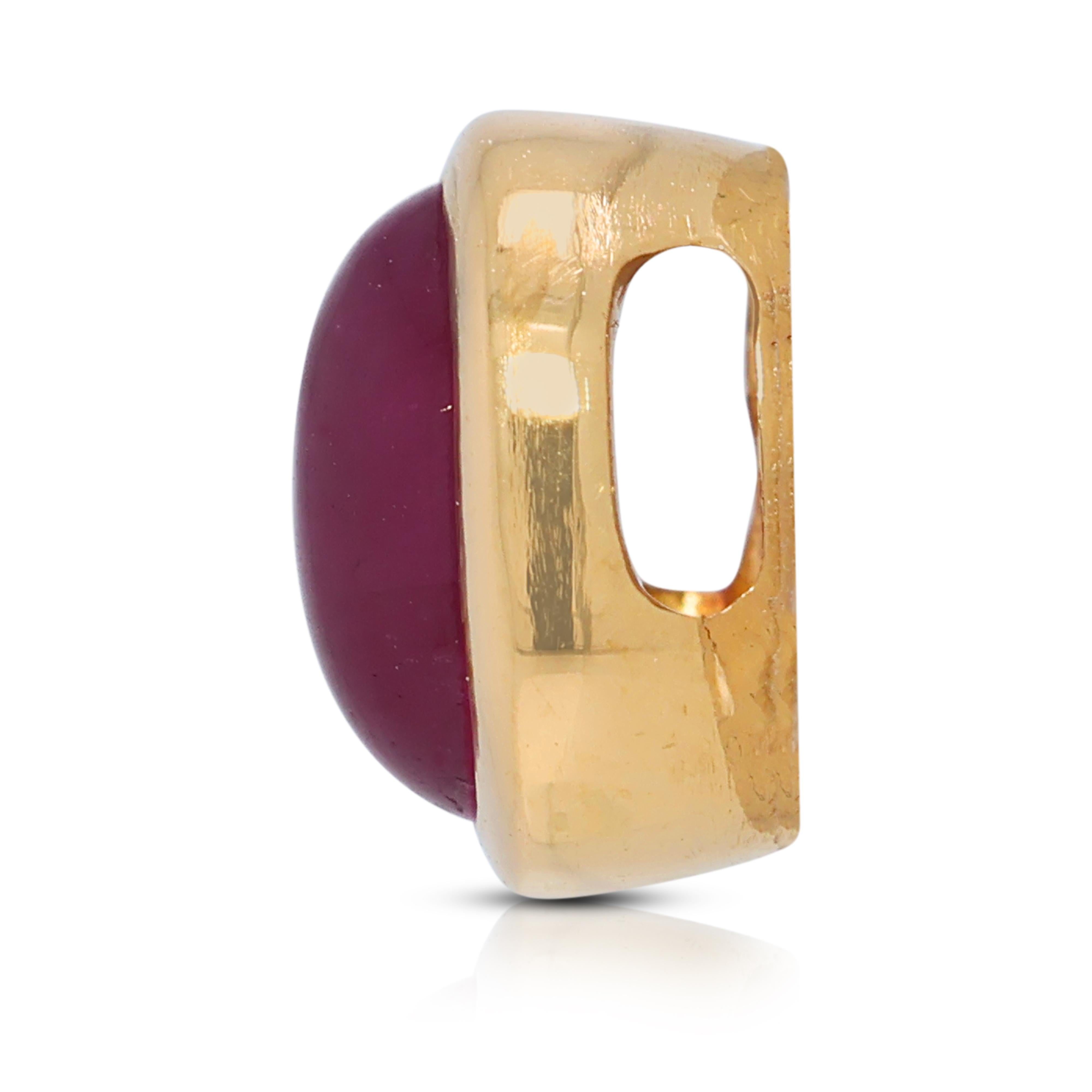 Vibrant Red Ruby Cabochon Pendant in 18K Yellow Gold For Sale 1