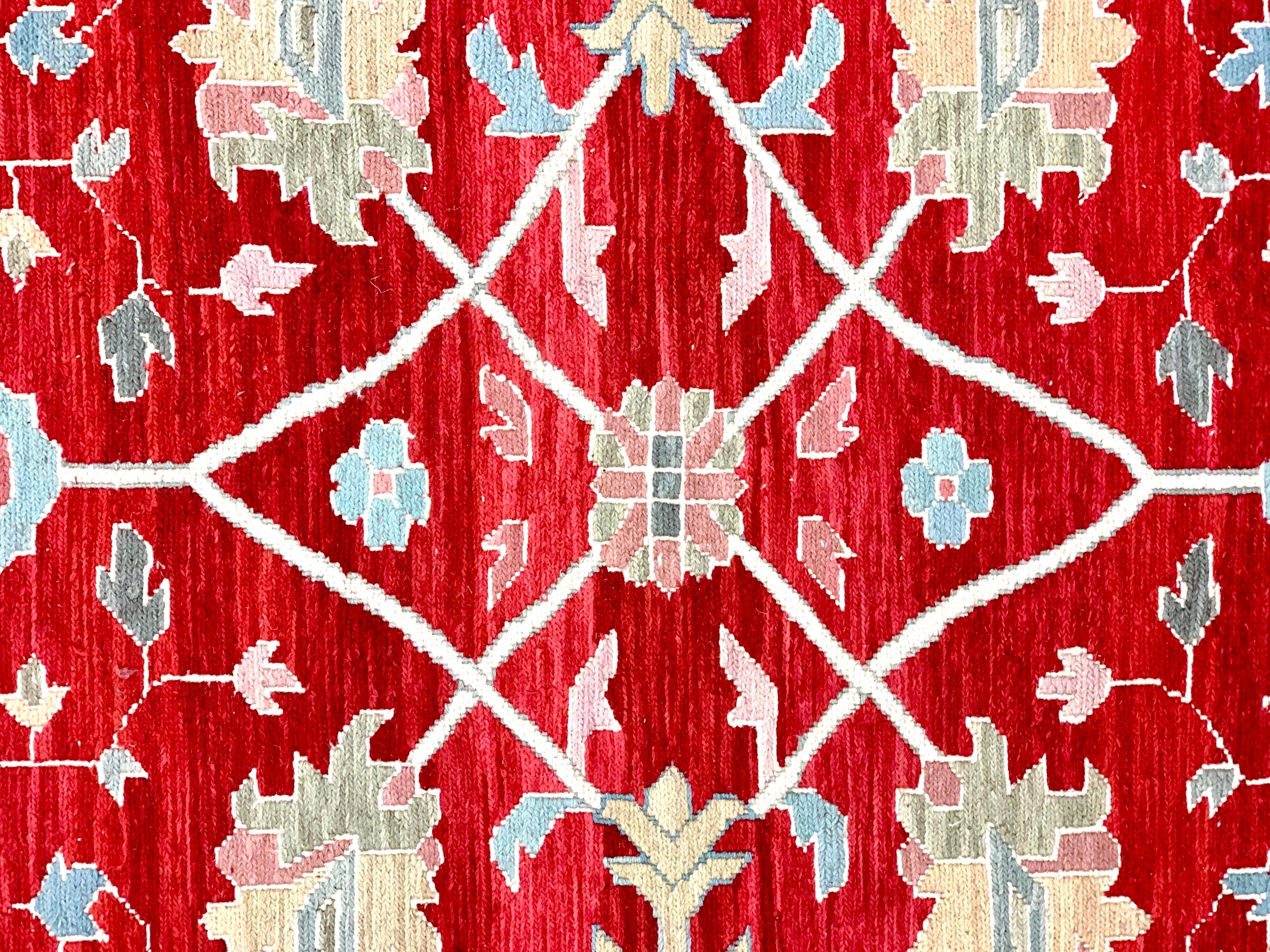Flachgewebe-Teppich aus Wolle in leuchtendem Rot im Angebot 7