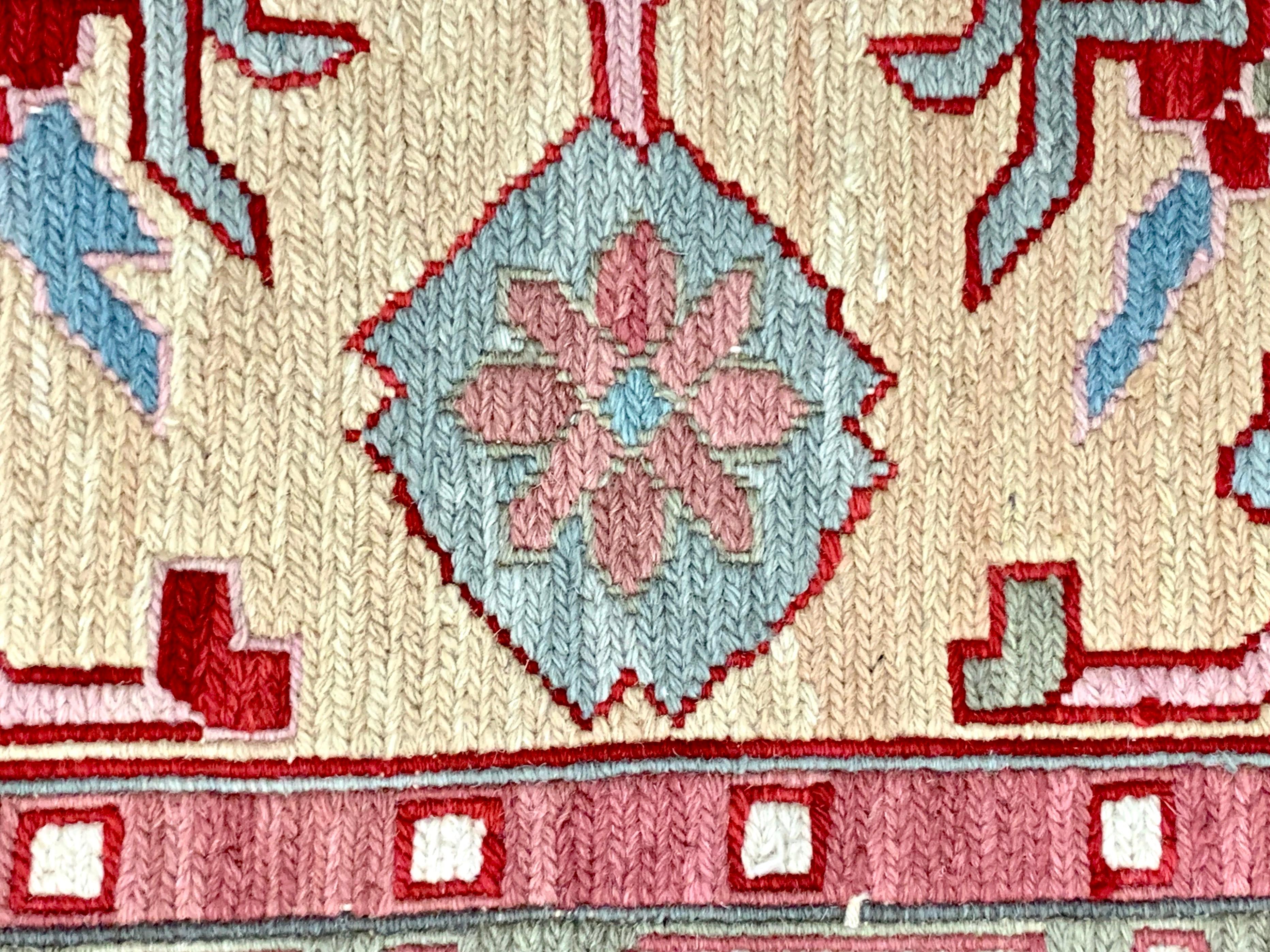 Flachgewebe-Teppich aus Wolle in leuchtendem Rot (Mitte des 20. Jahrhunderts) im Angebot