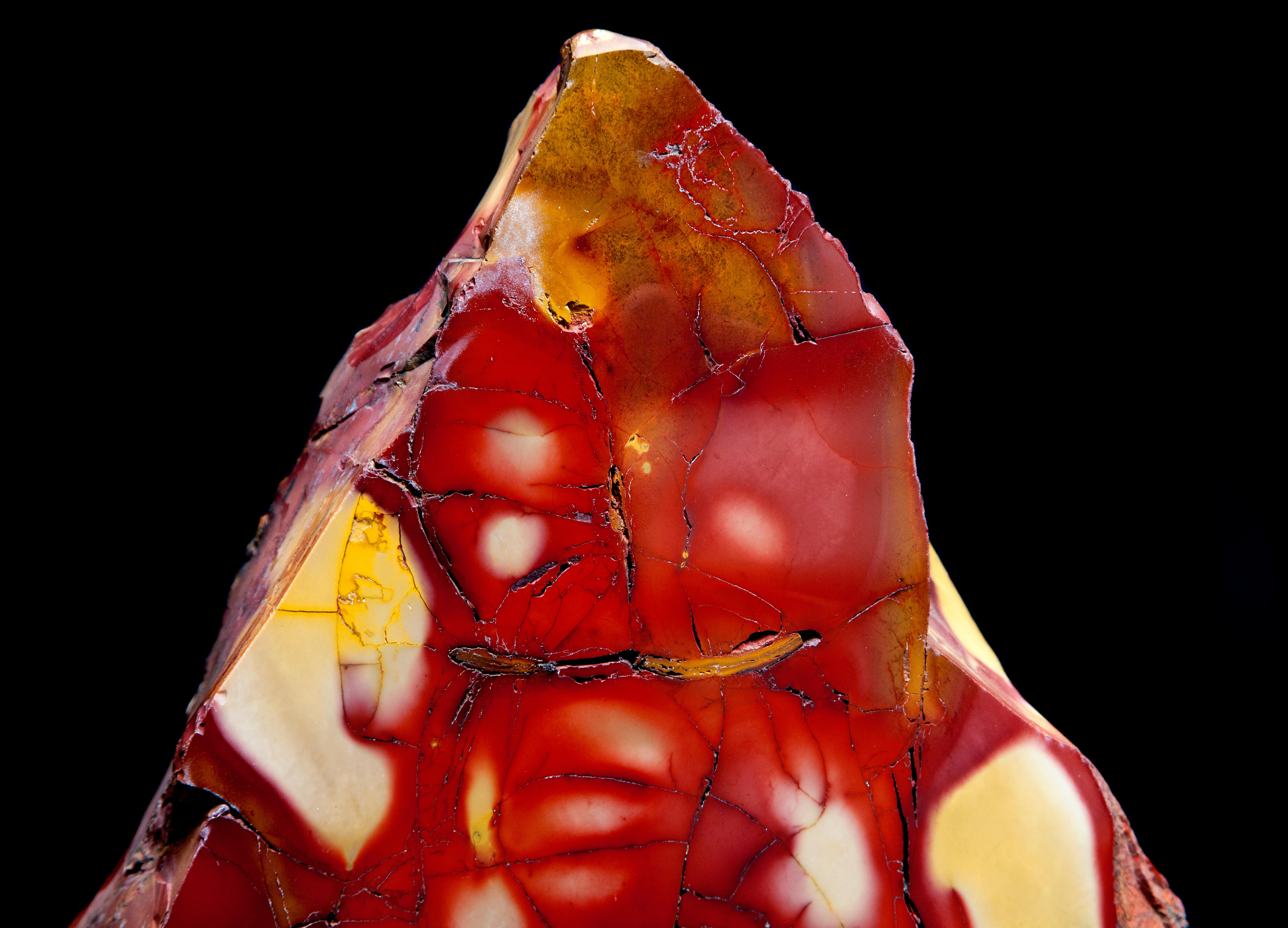 Leuchtend rot-gelbes natürliches Mookait- Mineral aus Australien (Australisch) im Angebot