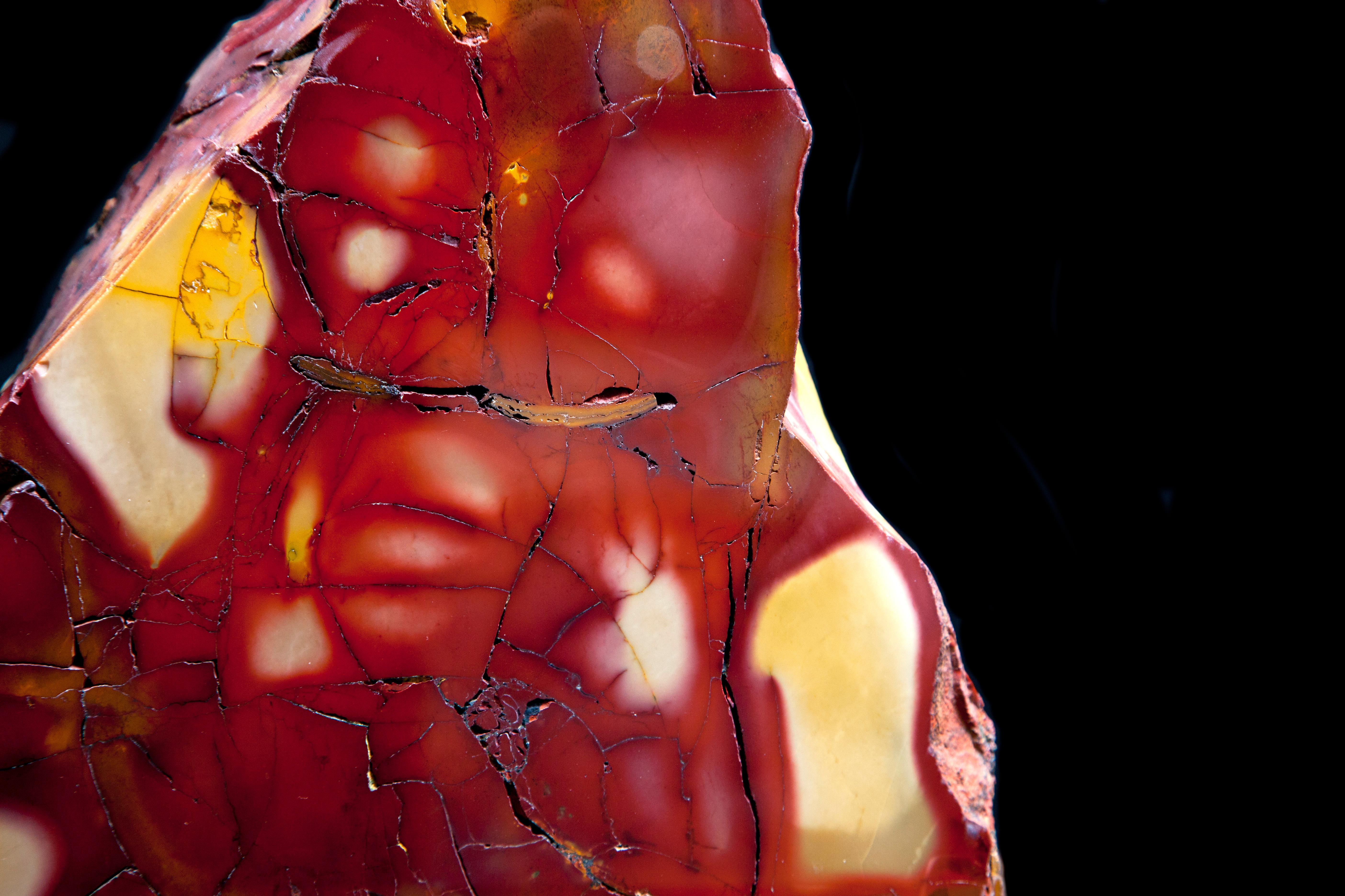 Leuchtend rot-gelbes natürliches Mookait- Mineral aus Australien im Zustand „Hervorragend“ im Angebot in London, GB
