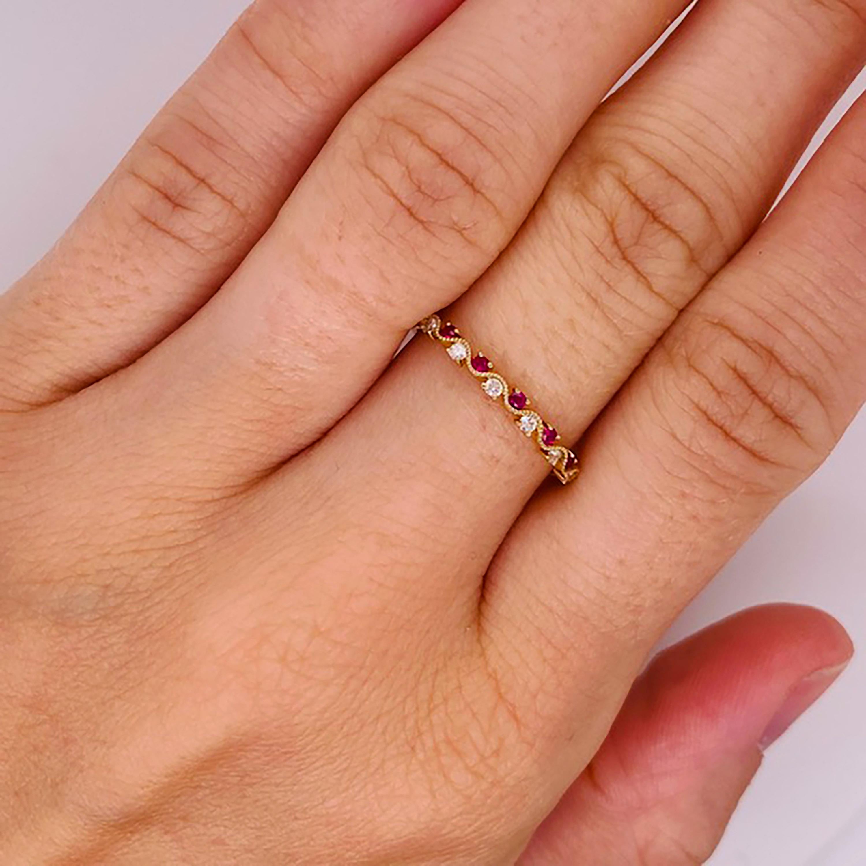in vendita:  Anello di rubino vibrante con diamante e fascia ondulata in oro 14 carati con grani lavorati a mano 2