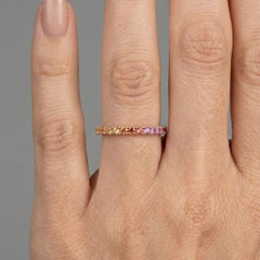 Anello Eternity Band in oro 14K (18K Custom) con zaffiro vibrante