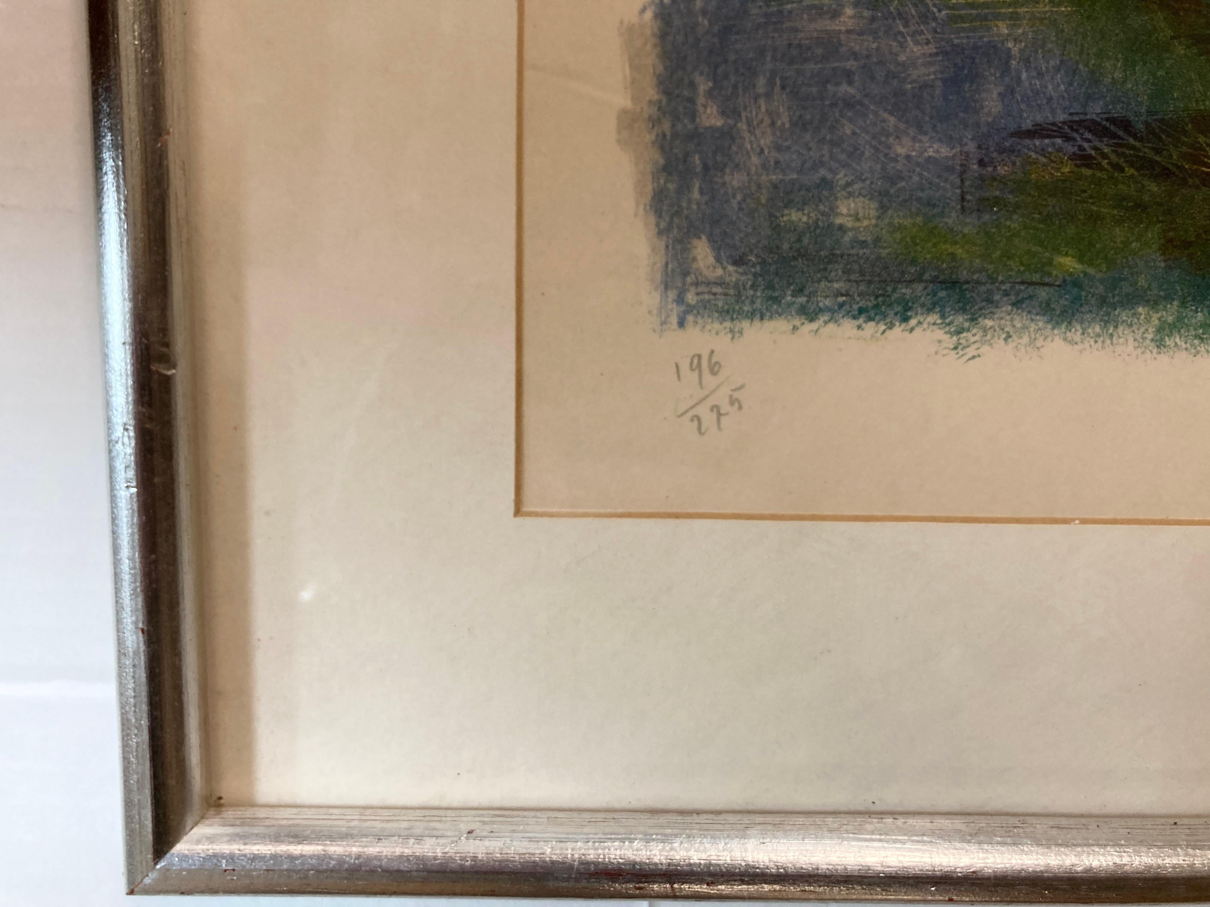 Eine lebendige Zeit Mid Century Lithographie einer bunten und abstrakten Lithographie. Das Bild mit den Bäumen im Vordergrund und den zentralen Strukturen vor dem Hintergrund der Berge in der Ferne ist im feinen Mid Century-Stil gehalten. Nummeriert