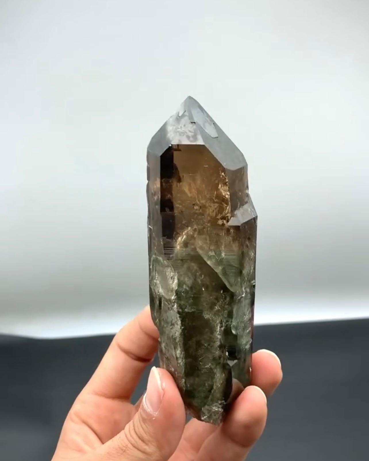 Vibrant Smoky Brown Pointed Terminated Quartz Crystal From Pakistan In Good Condition For Sale In Peshawar, PK