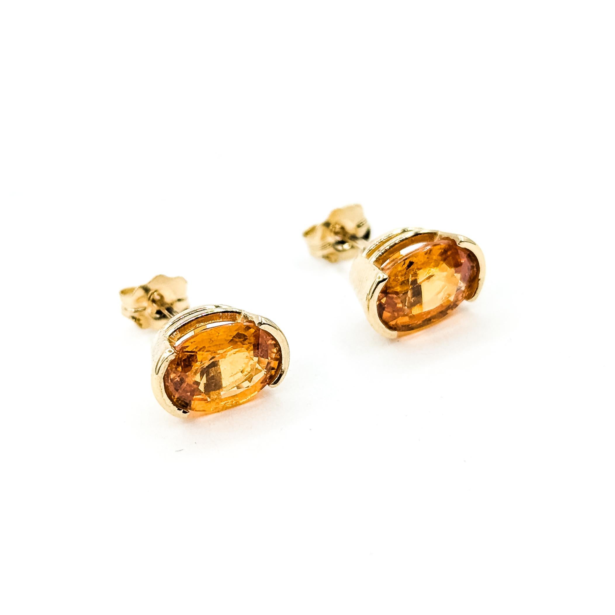 Boucles d'oreilles en or jaune 14k avec grenat spessartite vibrant

Ces boucles d'oreilles sont fabriquées en or jaune 14k et serties de grenats spessartites ovales d'une valeur totale de 3,56ctw. Les pierres précieuses présentent une teinte orange