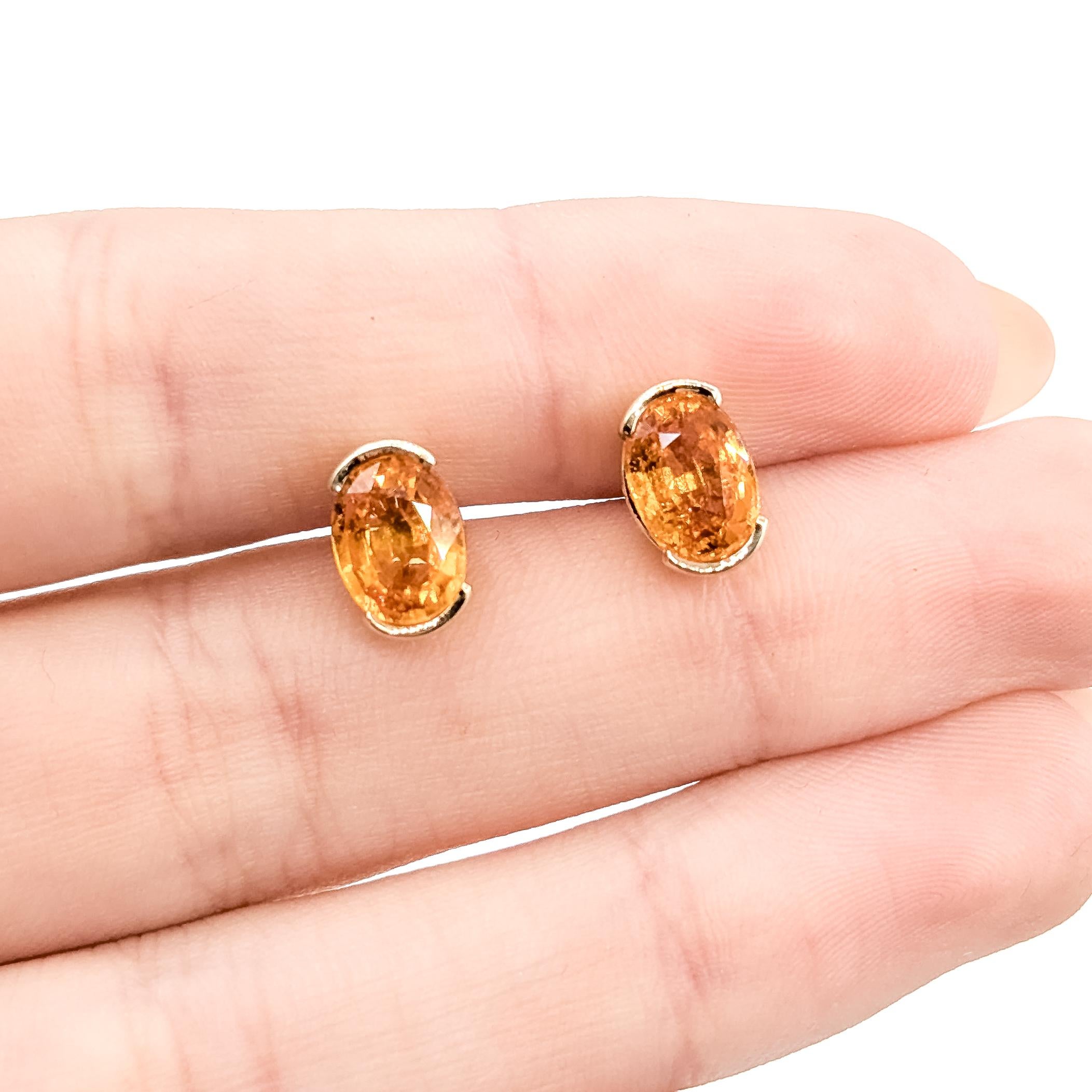 Taille ovale Boucles d'oreilles en or jaune 14k avec grenat spessartite vibrant en vente