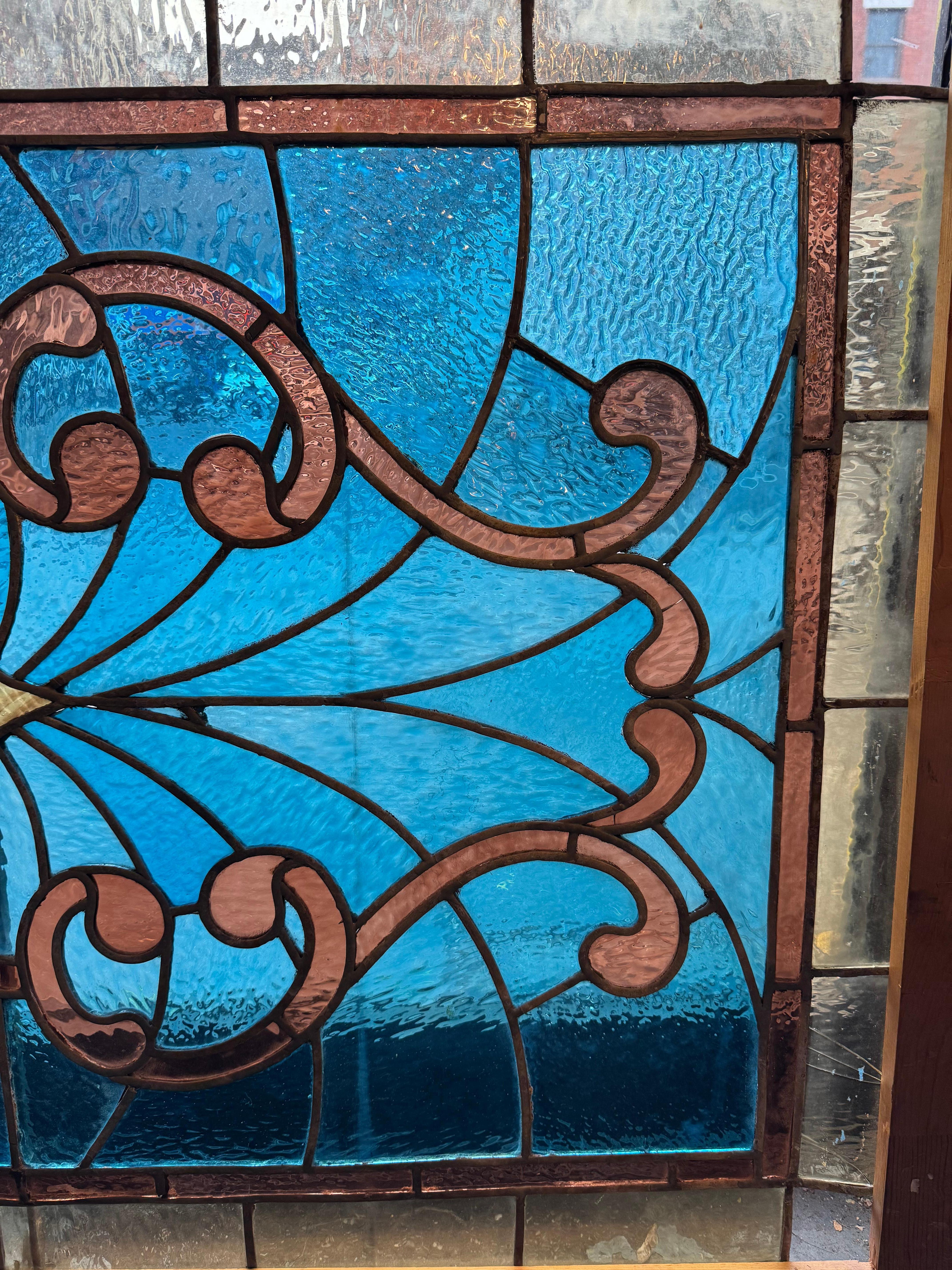 Großes Fenster im viktorianischen Stil mit tiefblauem Glas. Das blaue Design, das mit strukturiertem Klarglas eingefasst ist, bringt Farbe ins Spiel! Scrollende Muster in hellen Rosatönen bilden einen Kontrast zum hellblauen Hintergrund.
Derzeit in