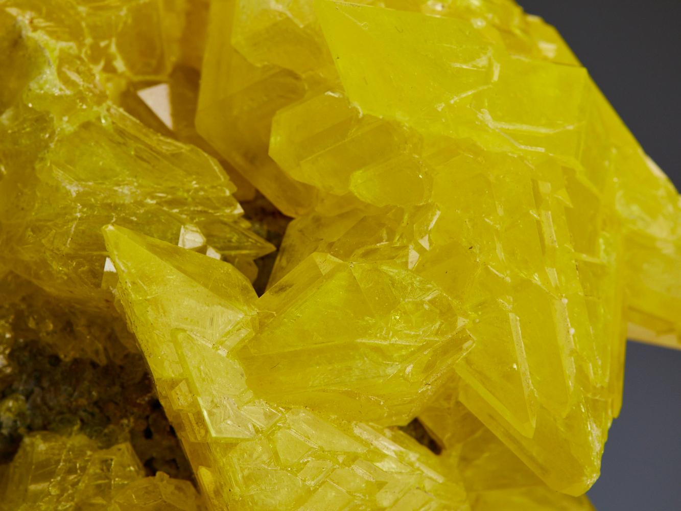 Specimen di cristallo di zolfo vibrante 3