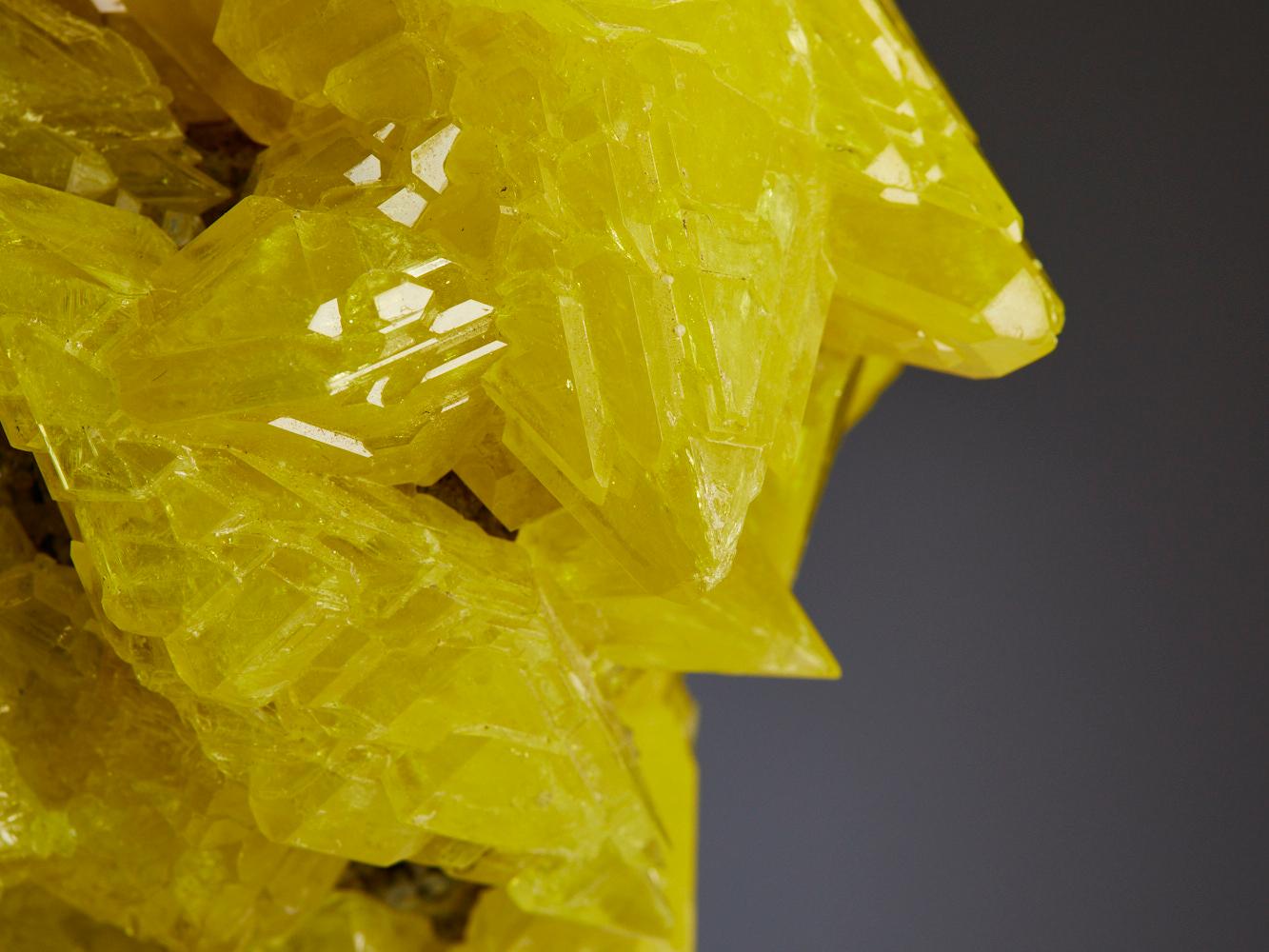 Specimen di cristallo di zolfo vibrante 5