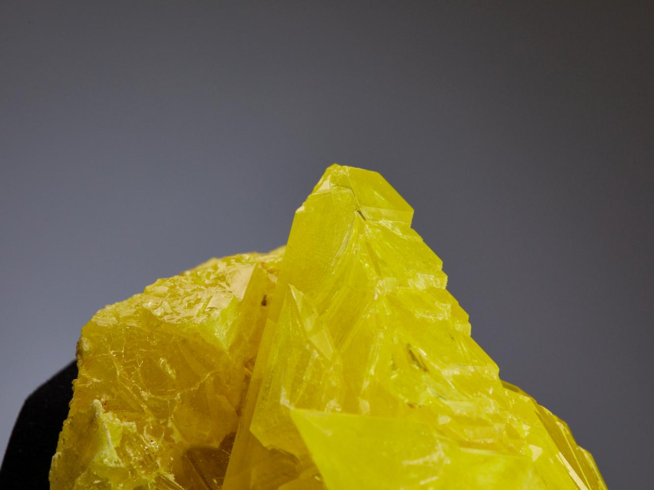 Specimen di cristallo di zolfo vibrante 6