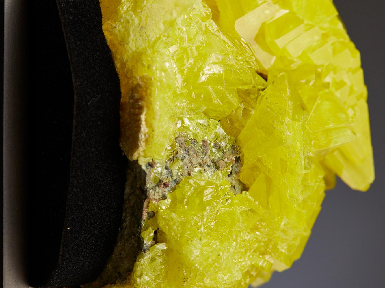 Specimen di cristallo di zolfo vibrante 8