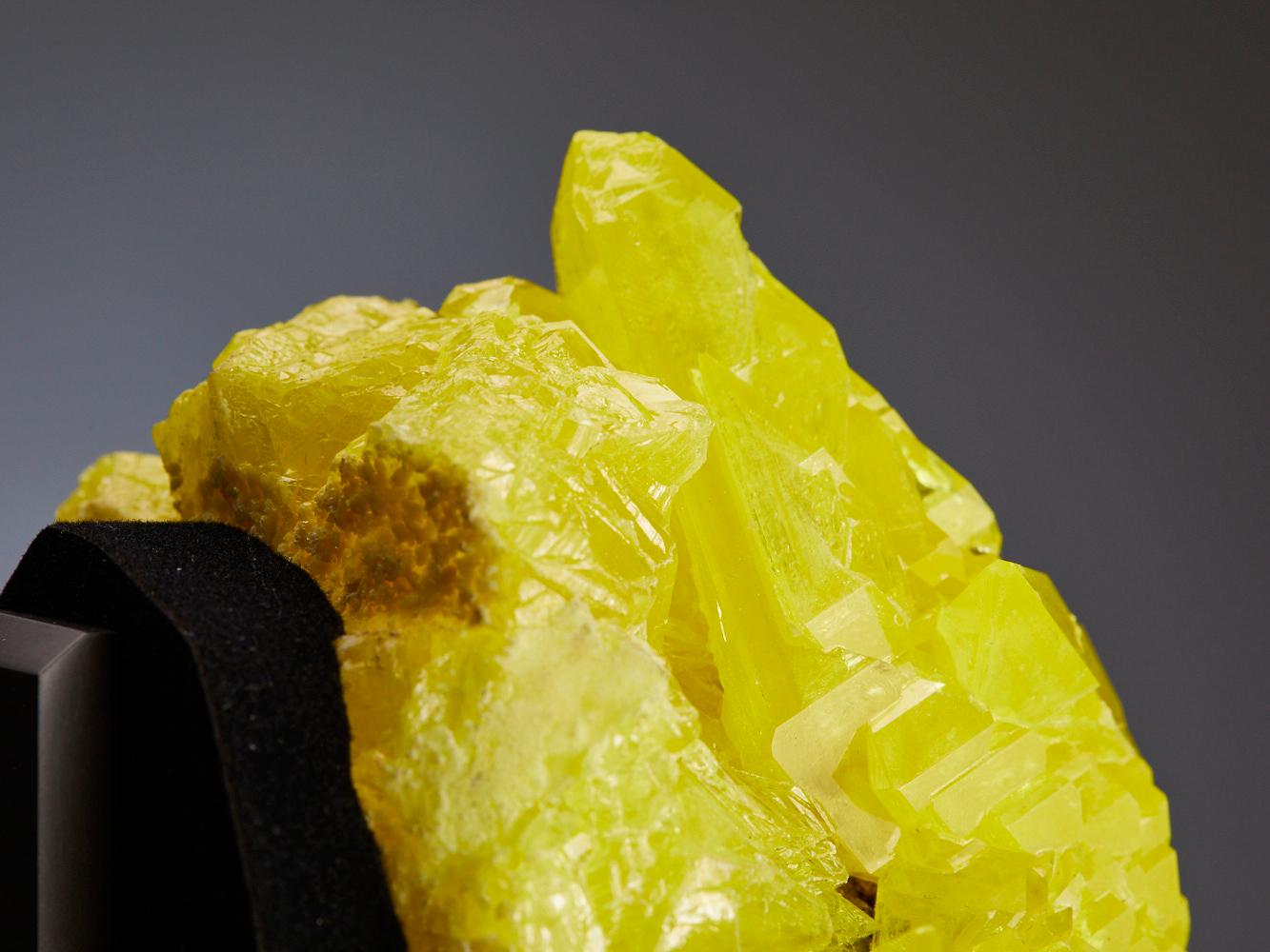 Specimen di cristallo di zolfo vibrante 9