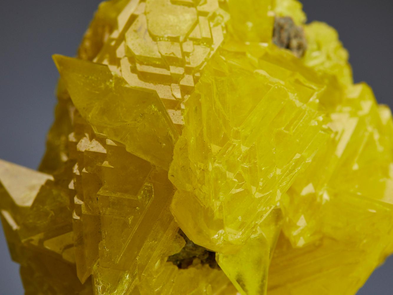 Specimen di cristallo di zolfo vibrante 10